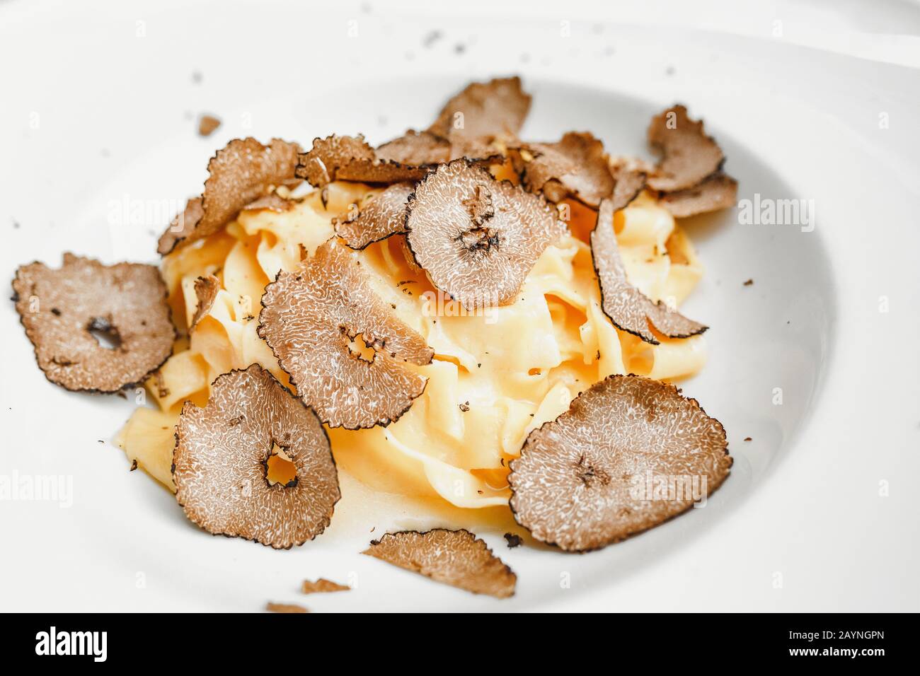 Köstliche italienische Pasta mit Trüffelpilzchips auf dem Tisch im Luxus-Restaurant. Stockfoto