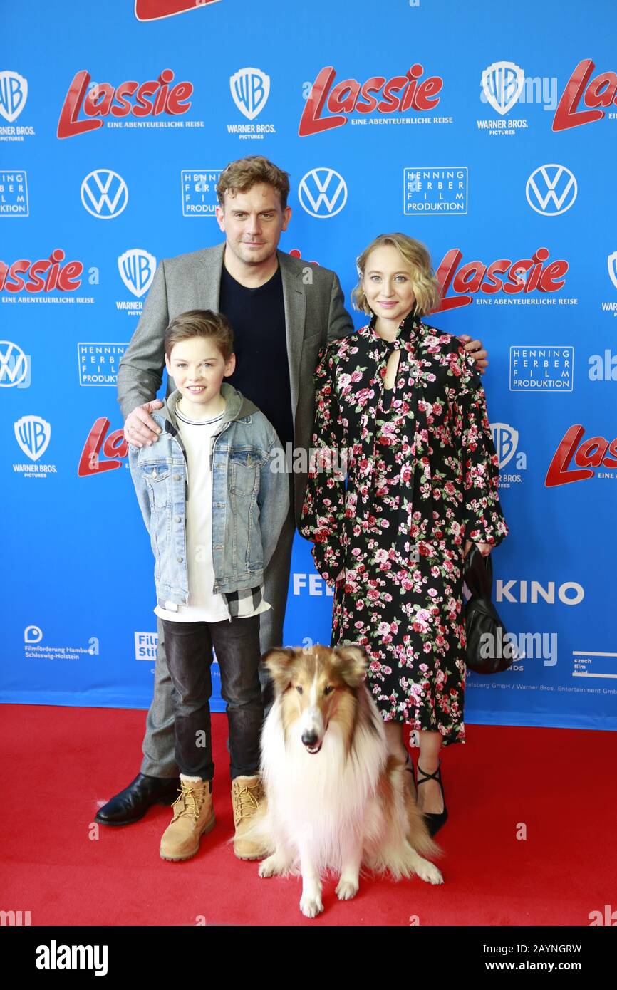 16.02.2020, Berlin, Deutschland, Sebastian Bezzel, Anna Maria Mühe und vorne Nico Marischka und Lassie nehmen am 16. Februar 2020 in Berlin am Zoo Palast Teil. Lassie ist ein Film von Hanno Olderdissen. Stockfoto