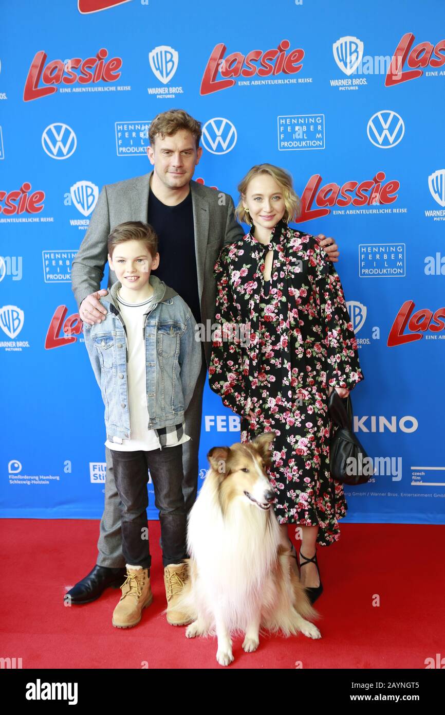 16.02.2020, Berlin, Deutschland, Sebastian Bezzel, Anna Maria Mühe und vorne Nico Marischka und Lassie nehmen am 16. Februar 2020 in Berlin am Zoo Palast Teil. Lassie ist ein Film von Hanno Olderdissen. Stockfoto