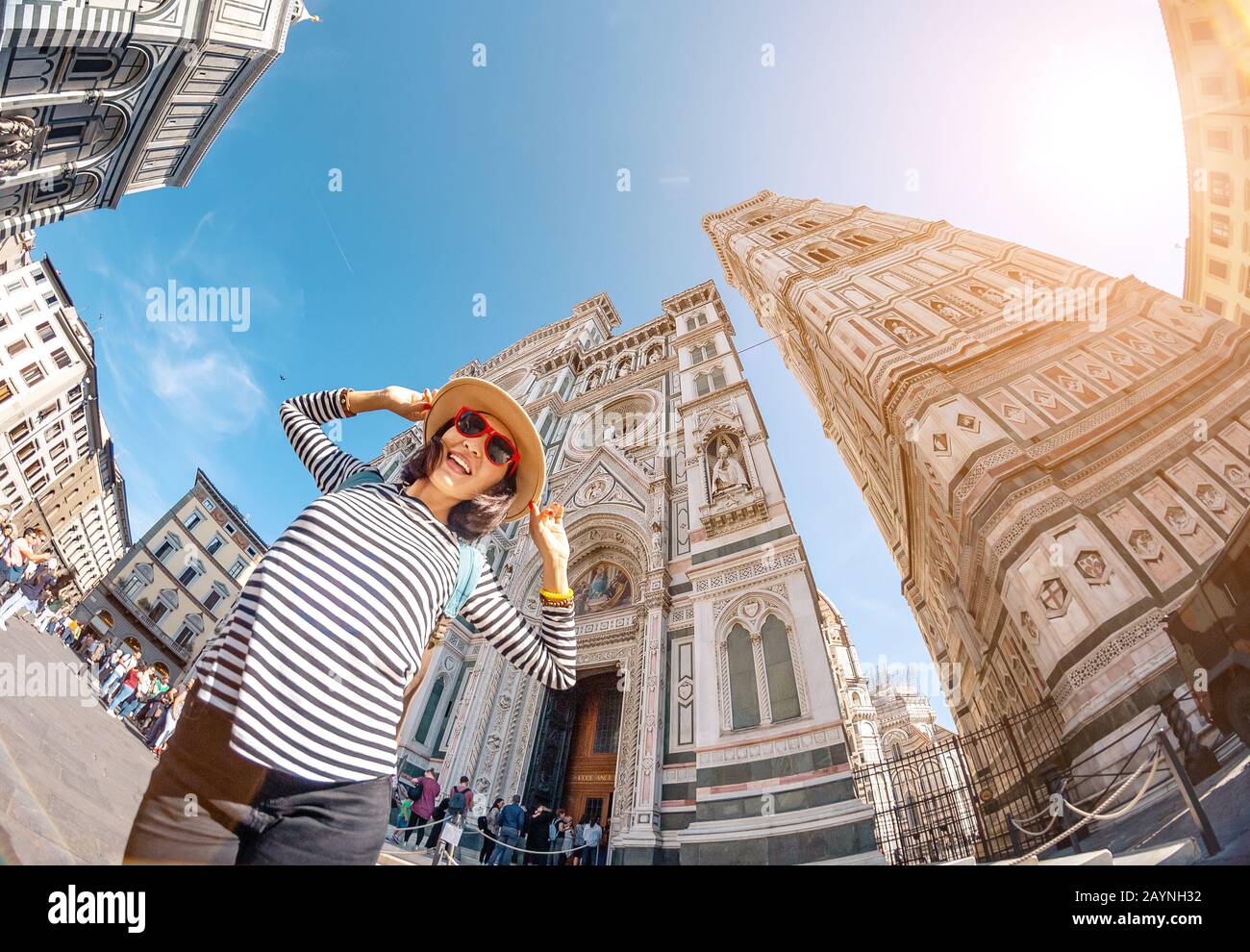 Glückliche asiatikanerin mit erhobenen Händen am alten Stadtplatz von Florenz in der Nähe der Kathedrale Santa Maria Del Fiore. Reisen in Italien Konzept Stockfoto