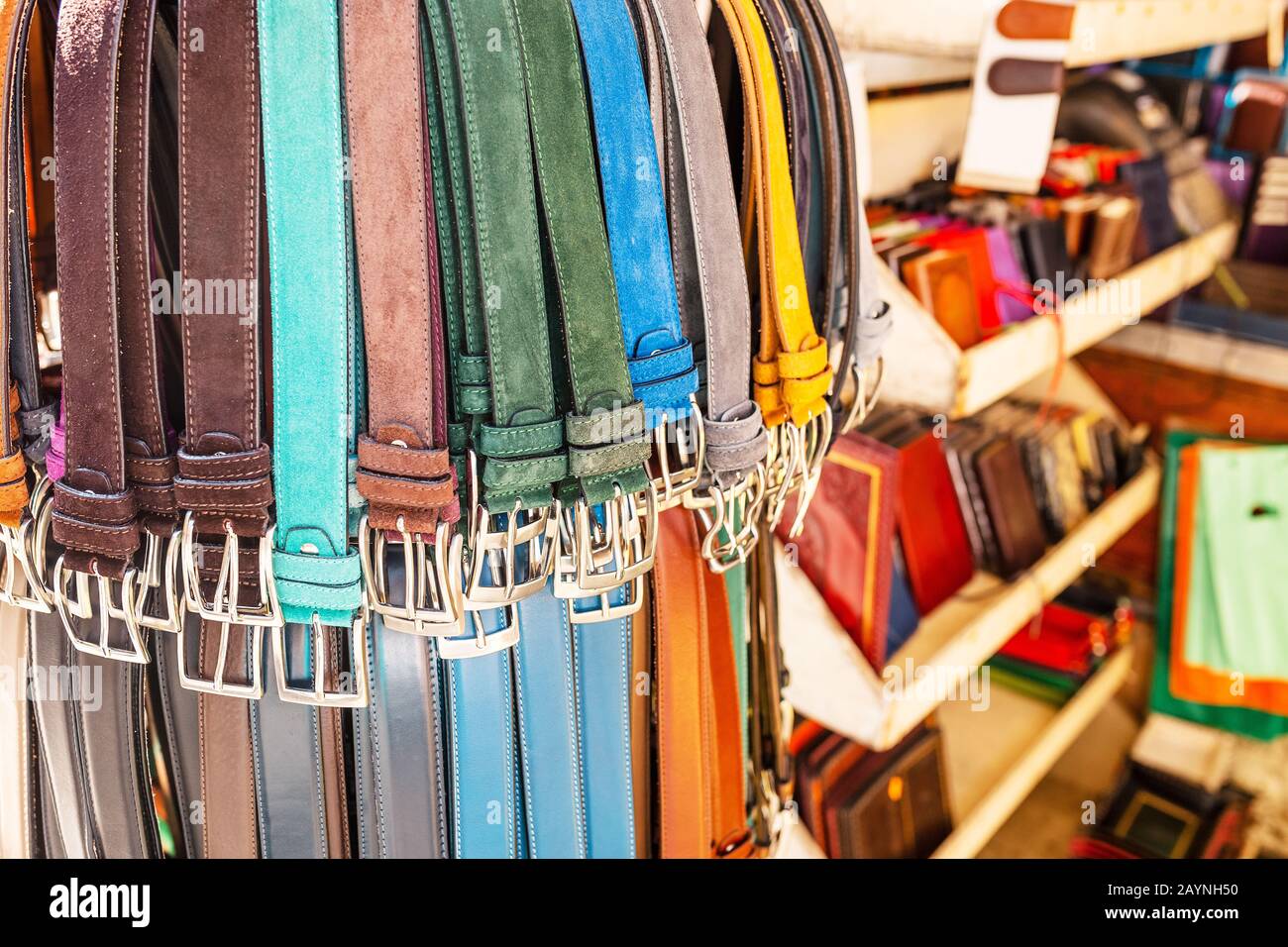 Verschiedene Lederriemen zum Verkauf auf dem Openair-Markt Stockfoto