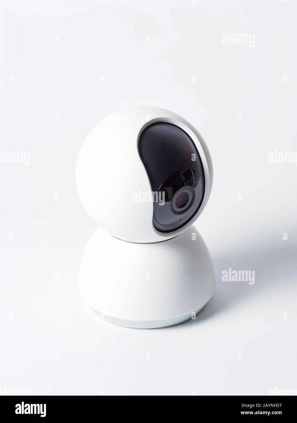 Drahtlose Überwachungskamera isoliert auf weißem Hintergrund, ein Konzept für eine Hausüberwachung und Einbruchschutz Stockfoto