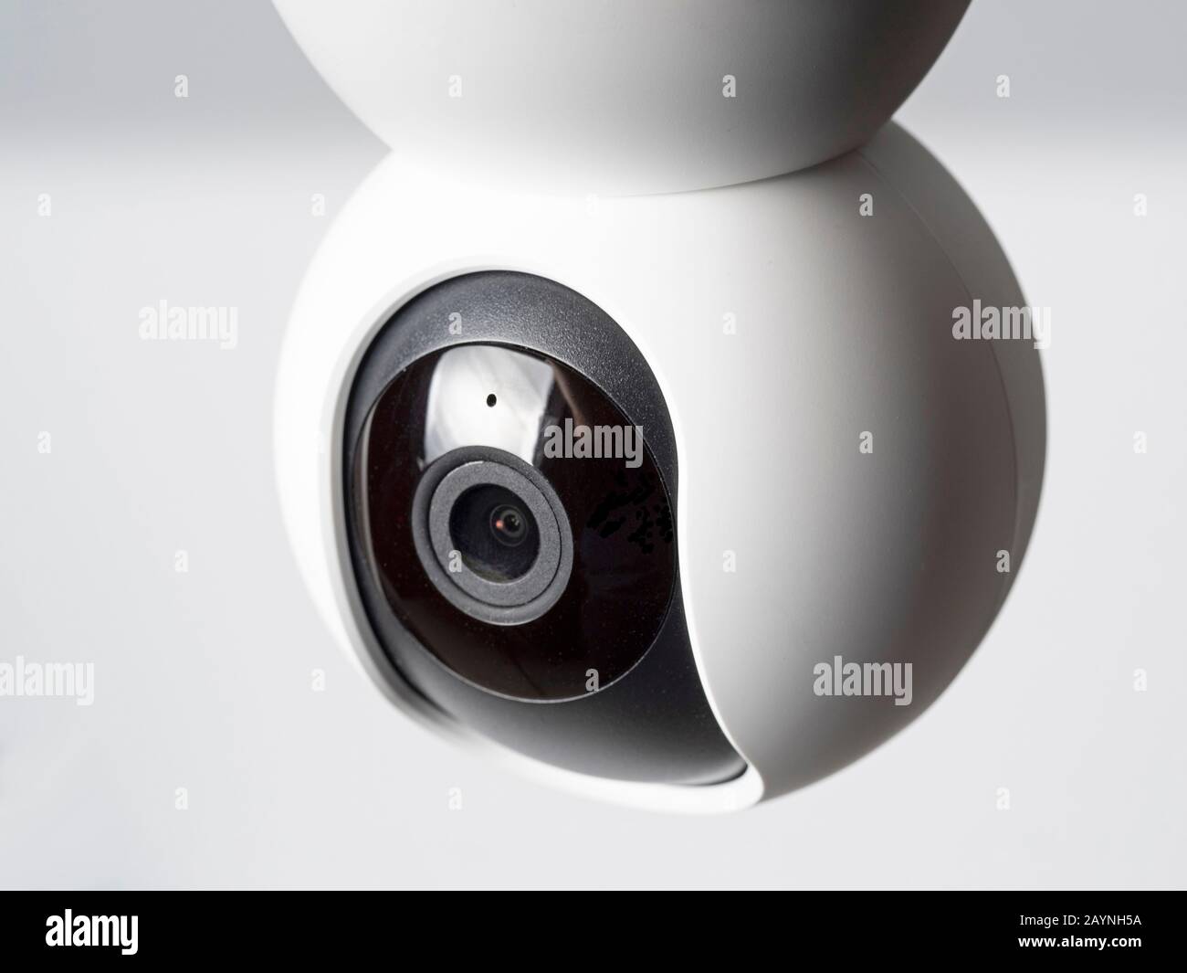 Nahüberwachungskamera für drahtlose Überwachung, isoliert auf weißem Hintergrund, ein Konzept für eine Hausüberwachung und einen Einbruchschutz Stockfoto
