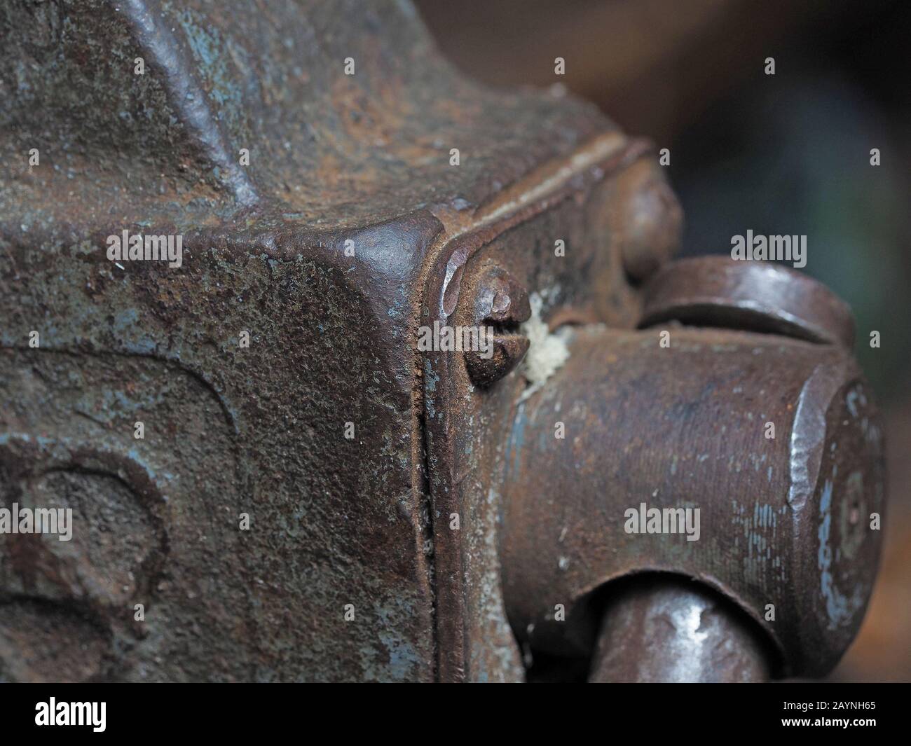 Nahansicht eines Teils des alten Metall-Schraubstocks. Abstrakte Bilder, Industrieobjekt-Konzept Stockfoto