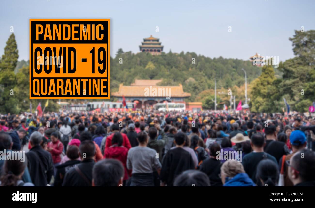 Pandemiezeichen warnen vor Quarantäne aufgrund des Covid-19- oder Corona-Virus in China mit Menschenmassen, die die Verbotene Stadt in Peking verlassen Stockfoto