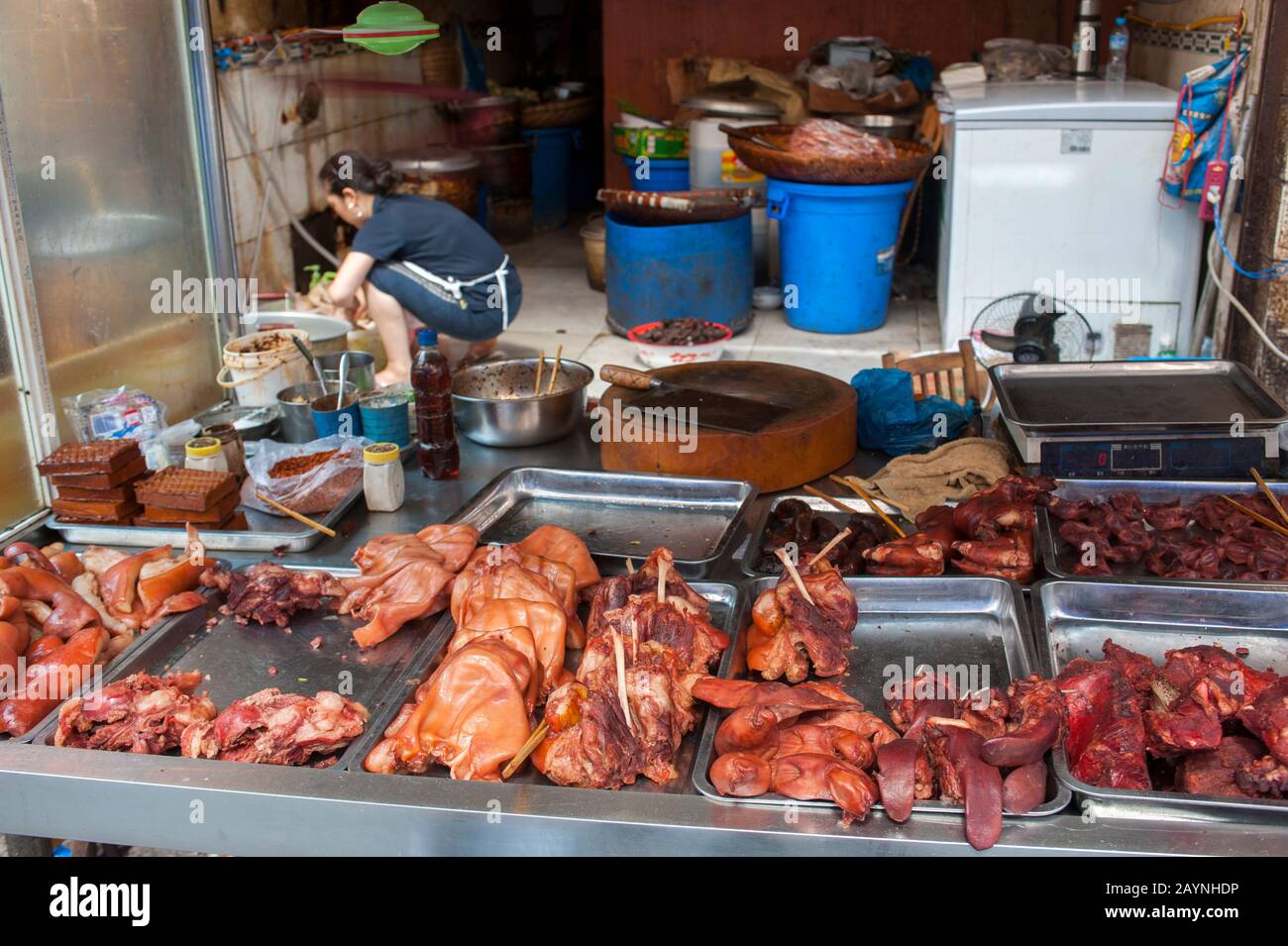 Fleisch zum Verkauf auf einem Straßenmarkt der Stadt Fengdu am Jangtsekiang in China. Stockfoto