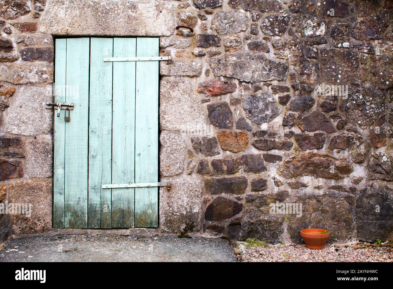 Rustikaler alter Stall aus Stein mit Holztür in der Bretagne Frankreich Stockfoto