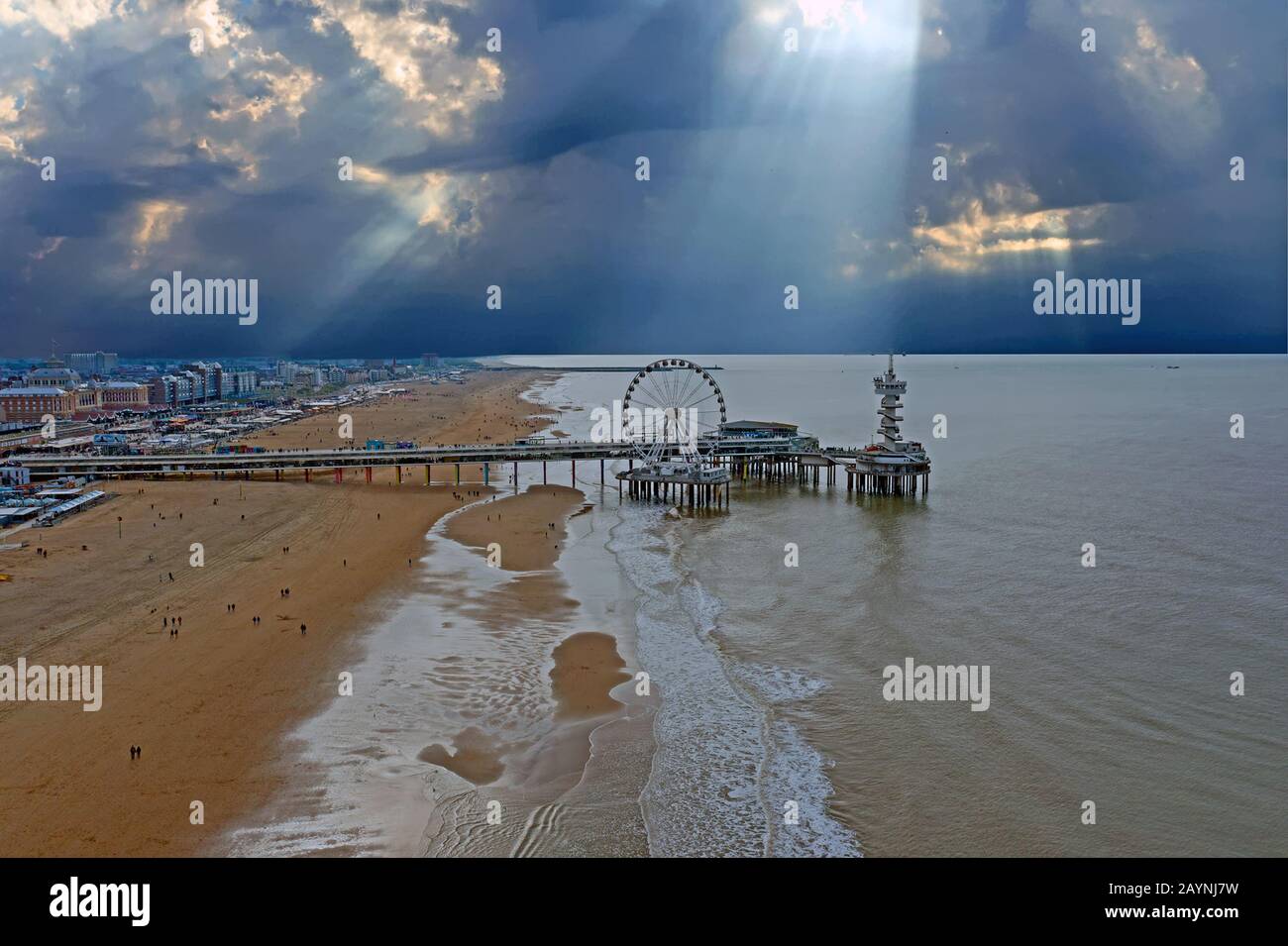 Luftaufnahme vom Pier aus Scheveningen in den Niederlanden bei Sonnenuntergang Stockfoto