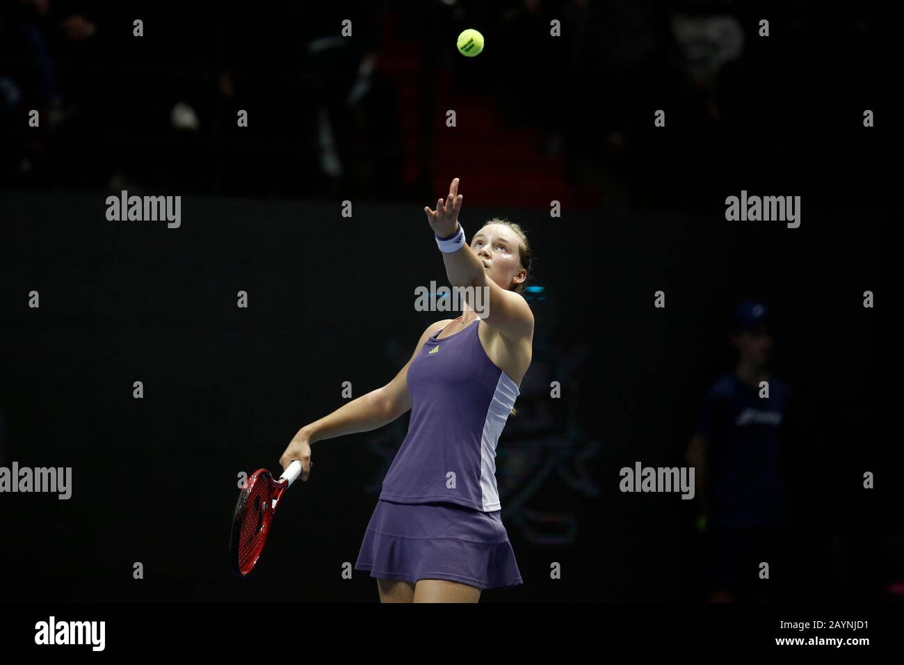 Elena Rybakina aus Kasachstan spielt während eines Endspiels gegen Kiki Bertens (nicht gesehen) aus den Niederlanden beim Tennisturnier St.Petersburg Ladies Trophäe 2020 in der Sibur Arena.Endstand: (Kiki Bertens 2 - 0 Elenia Rybakina) Stockfoto