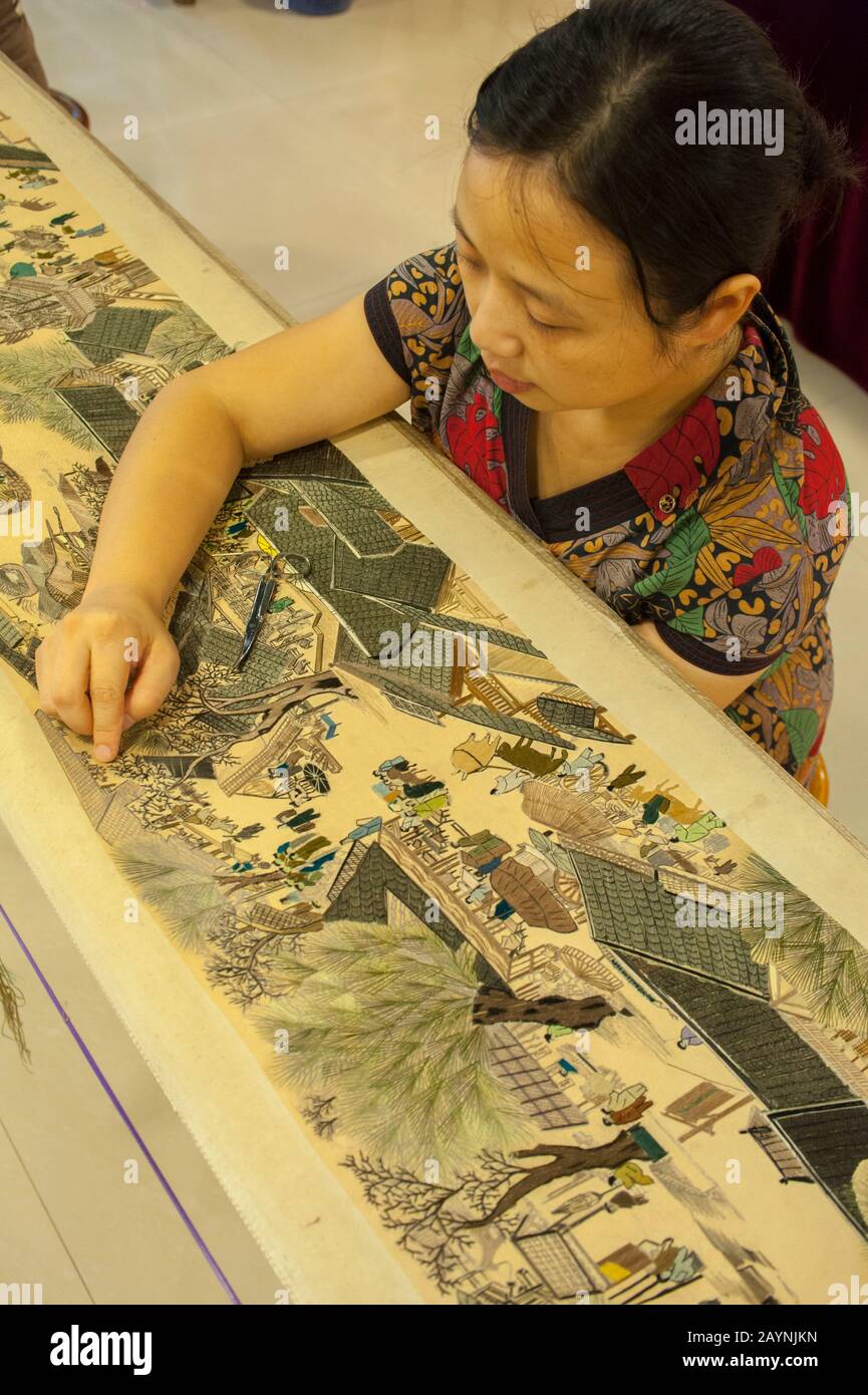 Eine Frau macht Seidenstickerei in einer Seidenstickerei in Yichang am Jangtsekiang, China. Stockfoto