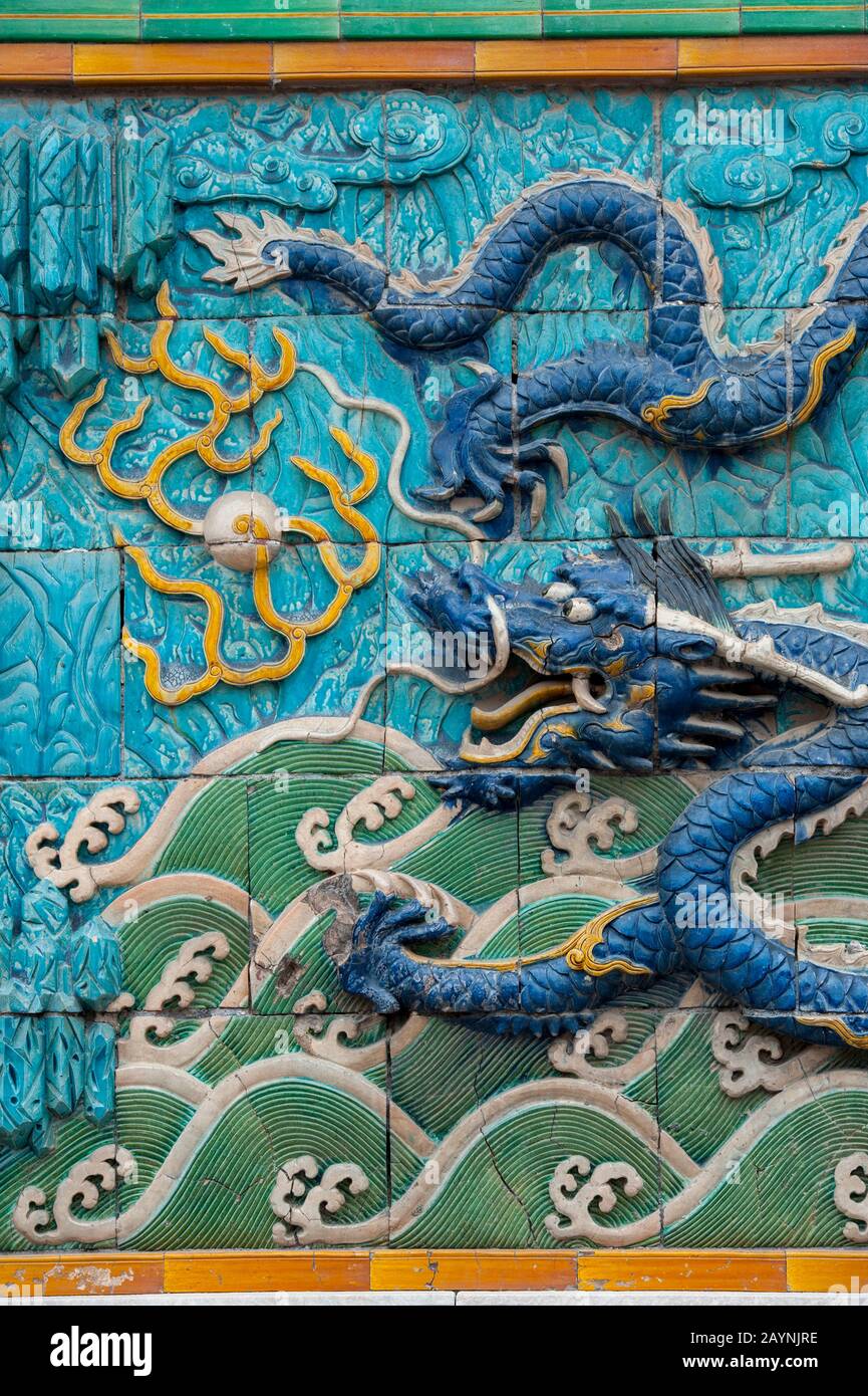 Detail eines Drachens an der Nine-Dragon-Wand (Nine-Dragon-Leinwand) in der Verbotenen Stadt in Peking, China. Stockfoto