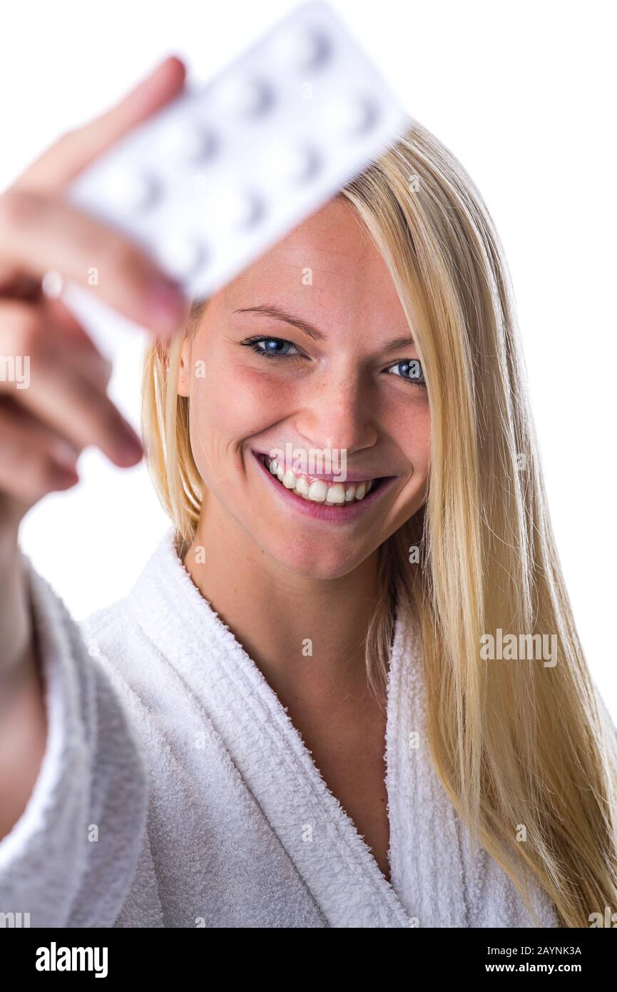 Frau mit Pillenpackung im MUND Stockfoto