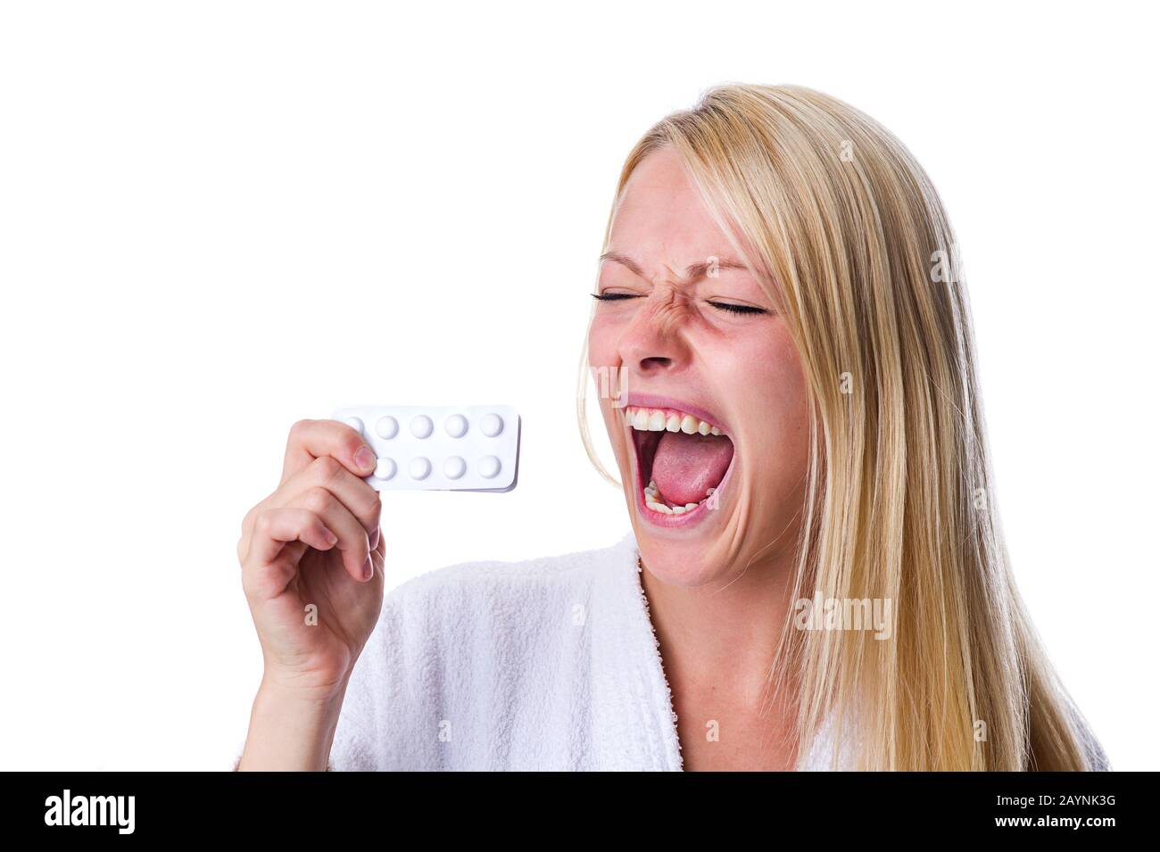 Frau mit Pillenpackung im MUND Stockfoto