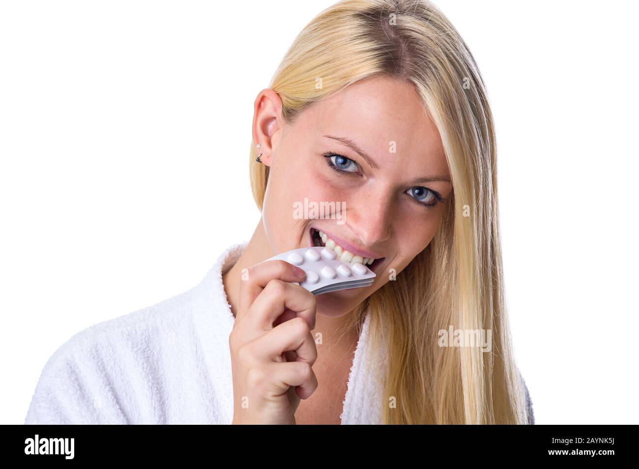 Frau mit Pillenpackung im MUND Stockfoto