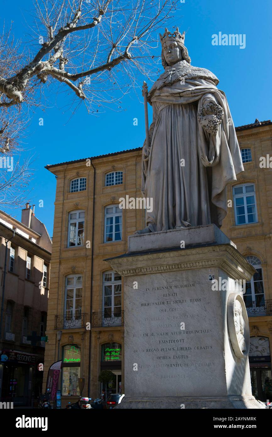 Eine Statue von König Rene (le Roi Rene) befindet sich am östlichen Ende von Cours Mirabeau (Boulevard) in Aix-en-Provence in der Provence, Frankreich. Stockfoto