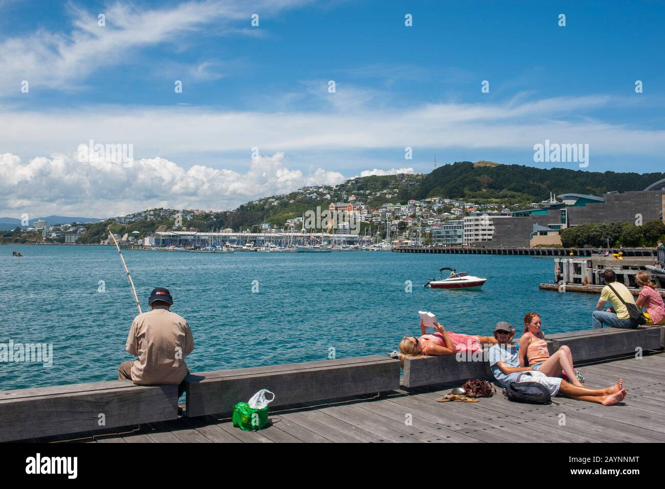 Menschen, die in der Bucht des Lambton Harbour, einem Teil des Wellington Harbour, angeln, der der große natürliche Hafen der Hauptstadt Wellington ist Stockfoto
