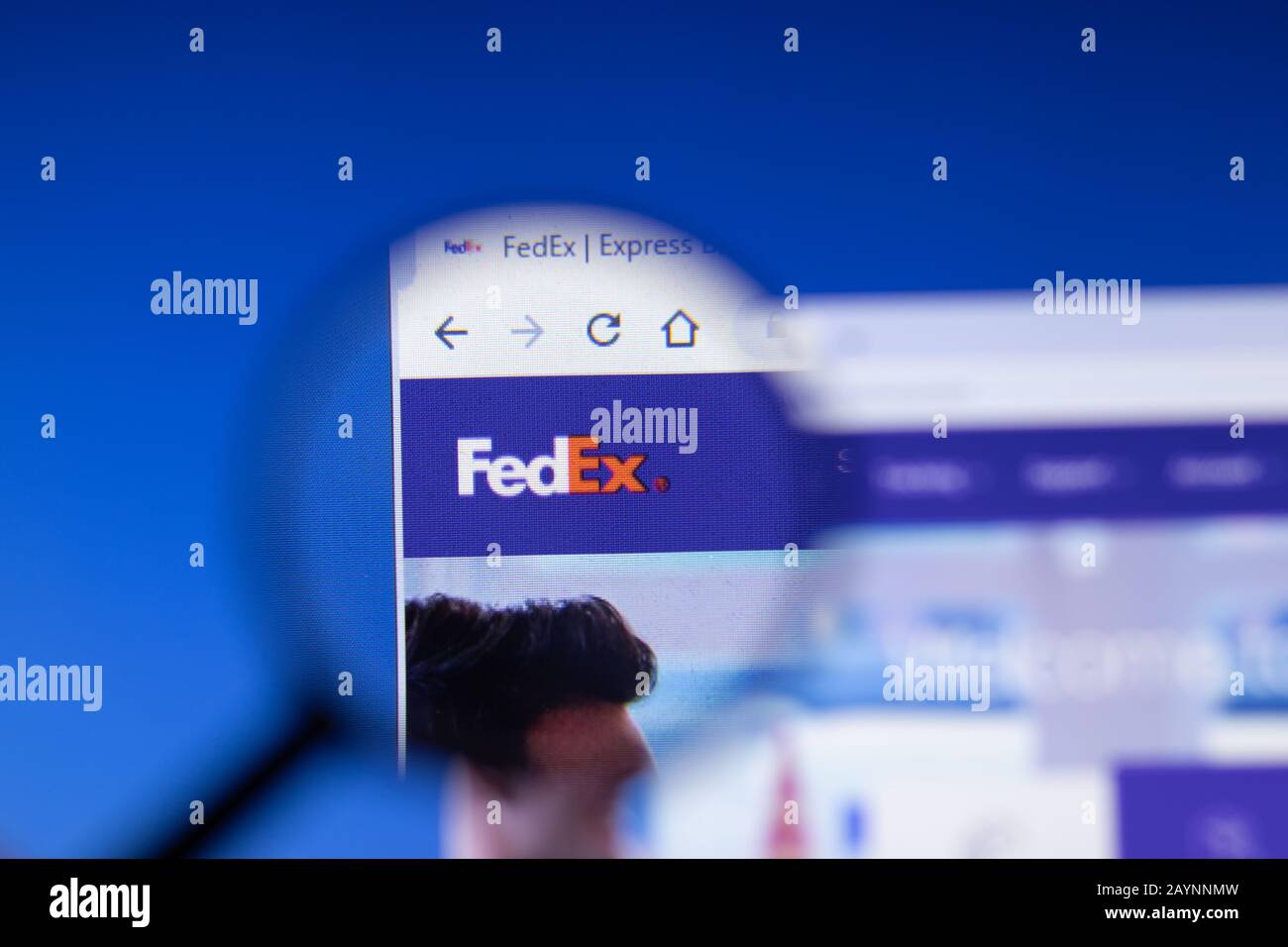 Sankt Petersburg, Russland - 18. Februar 2020: Logo auf der Webseite der FedEx Express Company auf dem Laptop-Display. Bildschirm mit Symbol, Bildmaterial Stockfoto