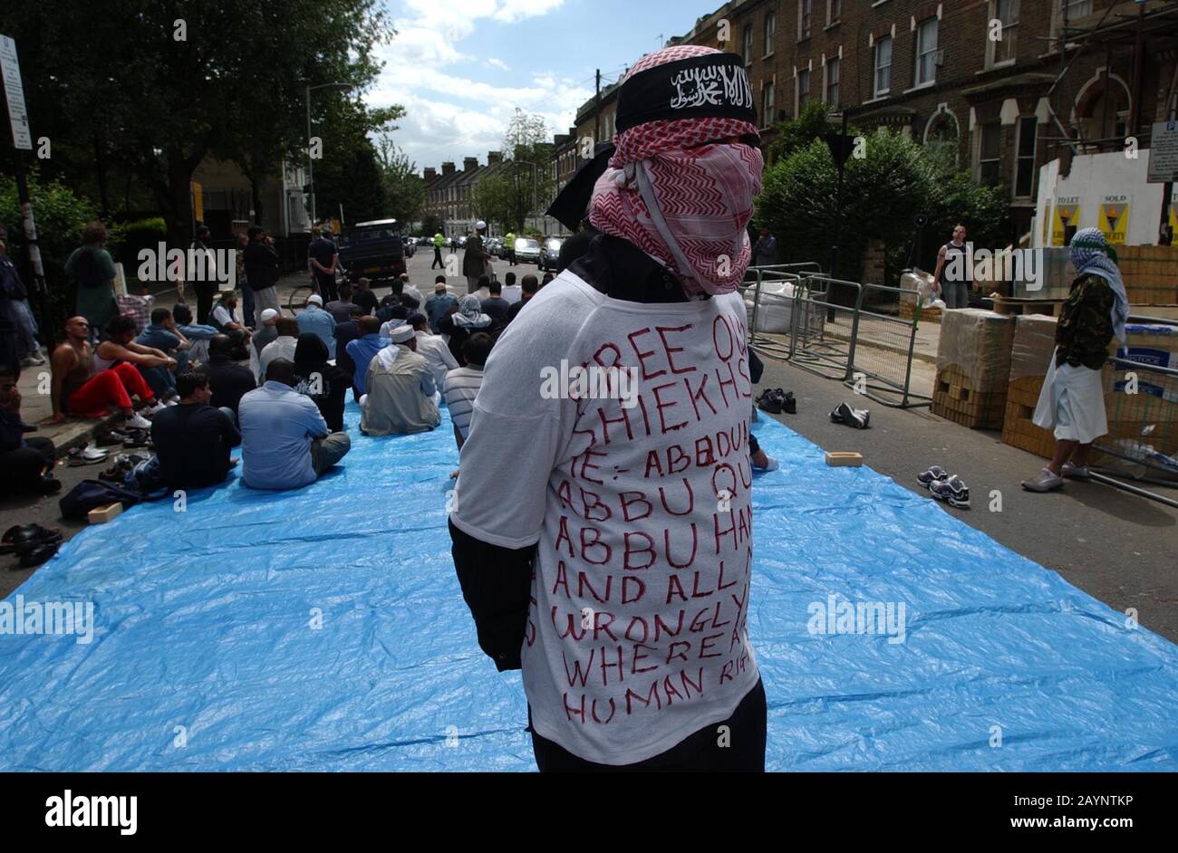 Atilla Ahmet alias abu abdullah leitet Freitagsgebete auf der Straße vor einer Moschee im Finsbury Park, North London, nachdem sie auf bitten der Polizei geschlossen wurde, dass sie zu einem Treffpunkt für viele radikale Muslime geworden sei. Im Jahr 2003.150 Polizisten der Terrorismusbekämpfung führten einen nächtlichen überfall auf das Gebäude durch, indem sie eine Betäubungswaffe und einen Gasbehälter der CS beschlagten und sieben Männer nach dem Terrorismusgesetz 2000 feststellten. Der Inman Abu Hamza predigte bis zu seiner Verhaftung im Mai 2004 jeden Freitag auf der Straße vor der geschlossenen Moschee. Stockfoto