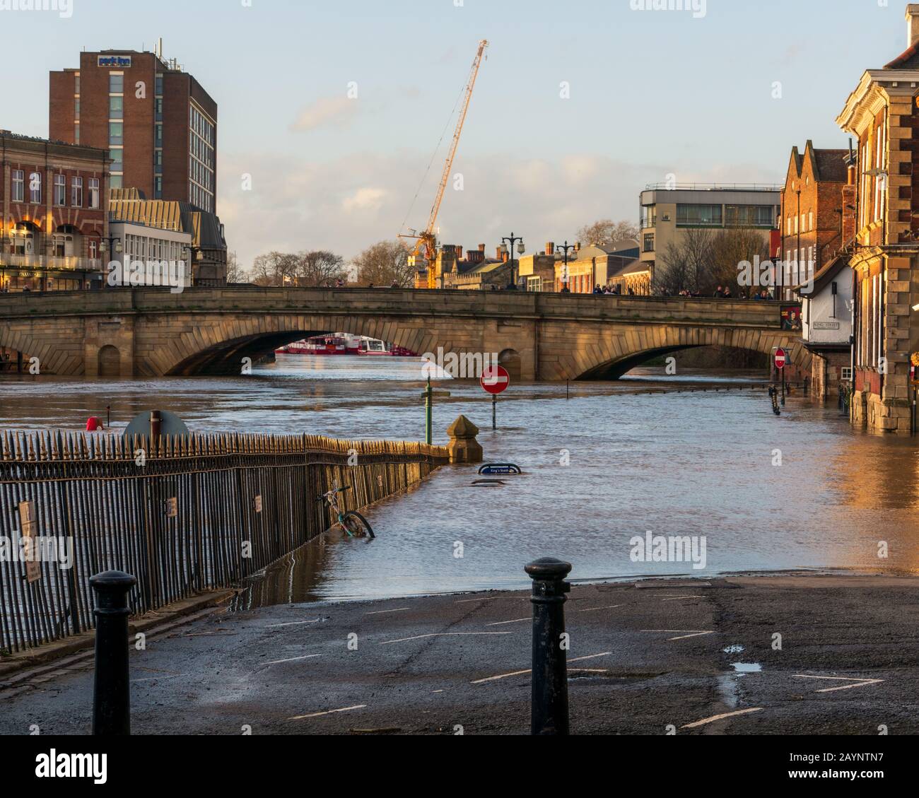 Hochwasser in der Stadt York, Februar 2020, nachdem der Fluss Ouse und der Fluss Foss ihre Ufer platzen Stockfoto