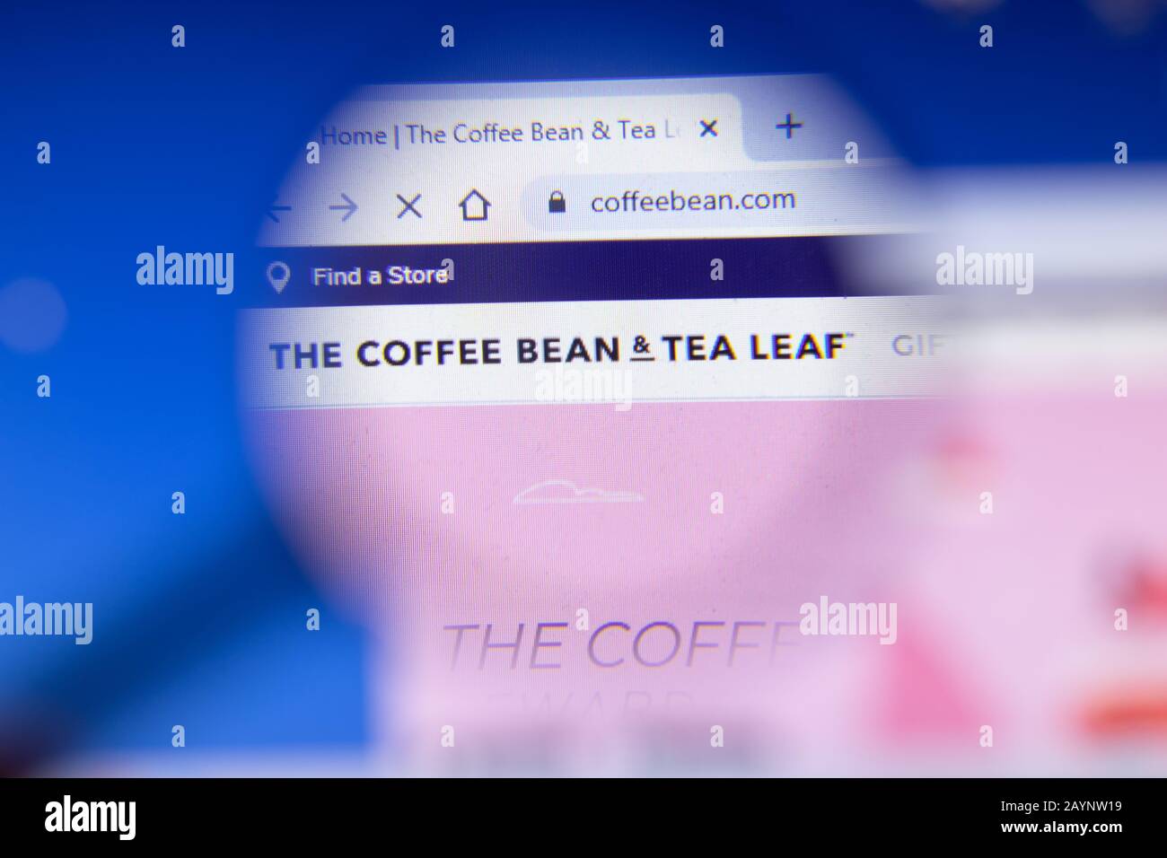 Petersburg, Russland - 18. Februar 2020: Das Logo der Website der Firma Coffee Bean and Tea Leaf auf dem Laptop-Display. Bildschirm mit Symbol, Illustration Stockfoto