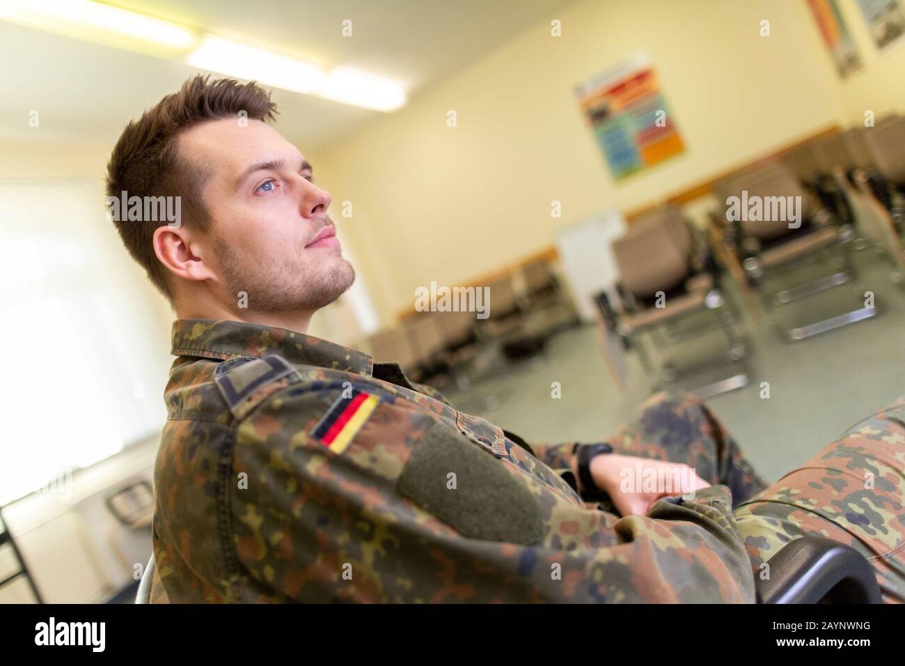 Deutscher Soldat Sitzt In Einem Klassenzimmer Deutsches Wort Bundeswehr Bedeutet Deutsche Armee Stockfotografie Alamy