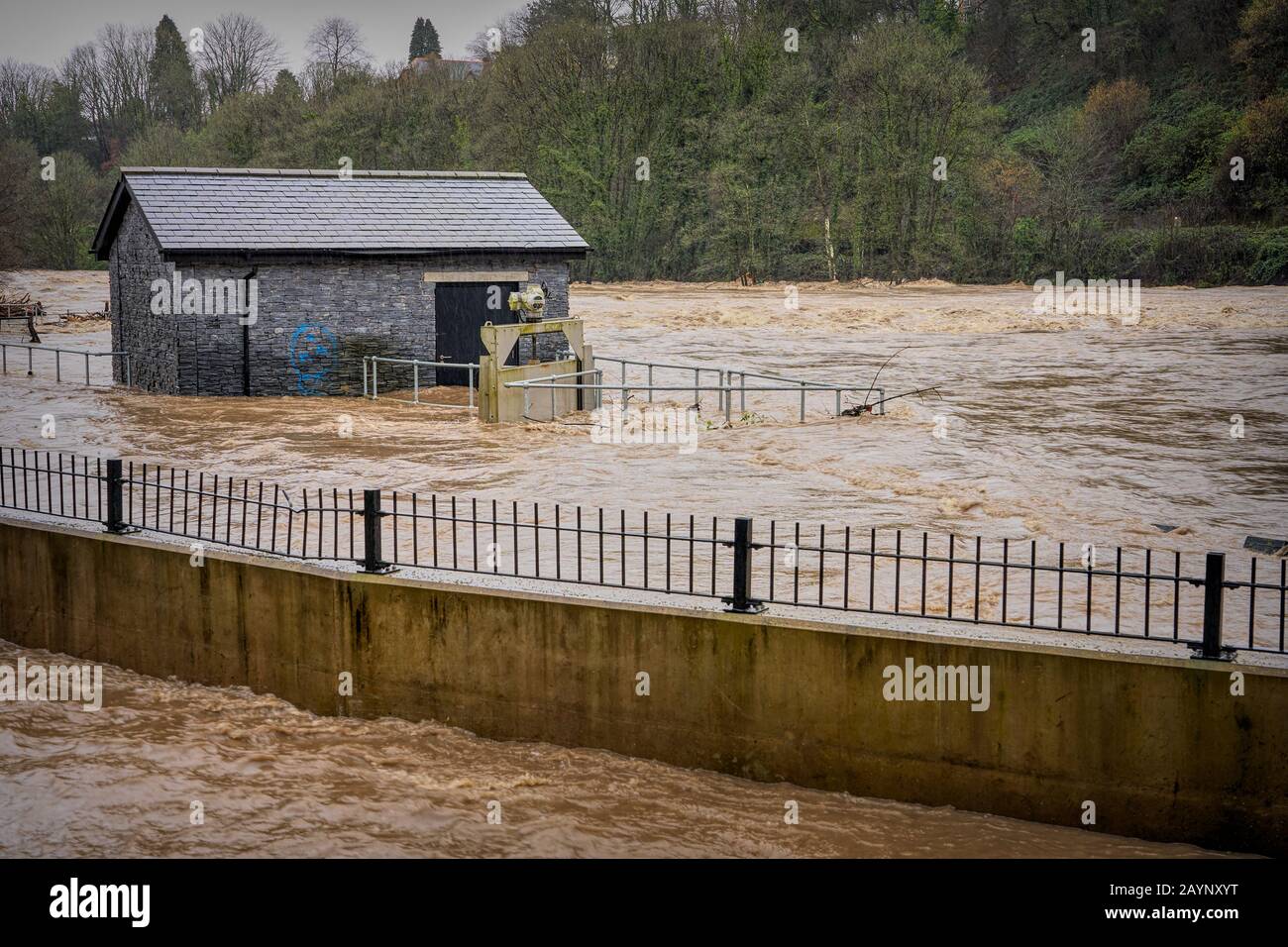Das Radyr Weir Hydro Scheme, South Wales, wird überschwemmt, nachdem Der Fluss Taff während des Sturms Dennis Feb 2020 seine Ufer platzt Stockfoto