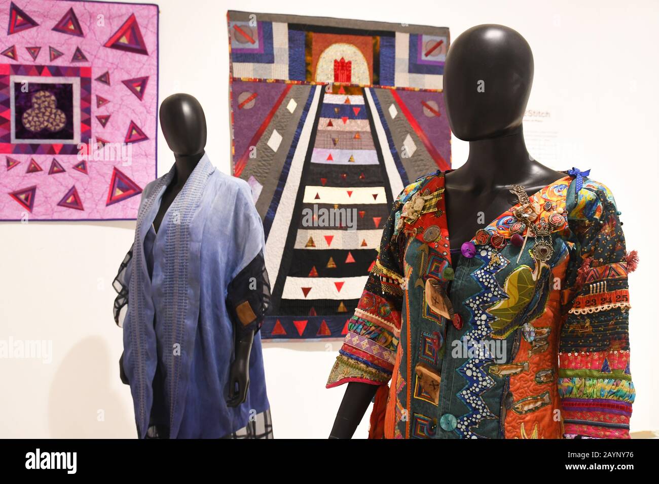 Ein Gefühl von Ort und Zeit - EINE neue Temporäre Textilausstellung im Milton Keynes Museum, die bis zum 26. April 2020 läuft. Buckinghamshire, Großbritannien Stockfoto