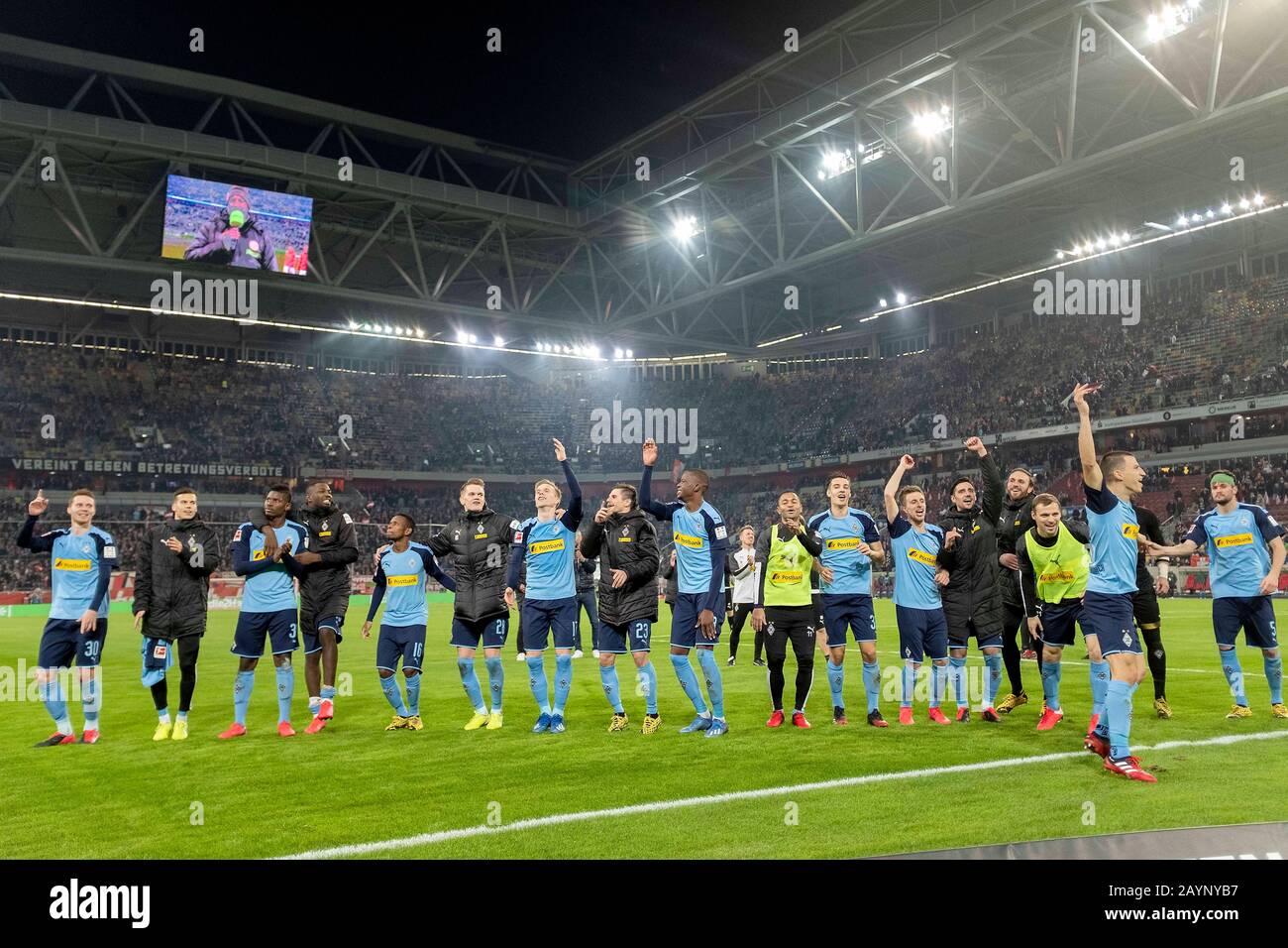 Schlussjubel MG feiern und tanzen die Spieler vor den Fans, Fußball 1. Bundesliga, 22. Spieltag, Fortuna Düsseldorf (D) - Borussia Mönchengladbach (MG) 1:4, am 15. Februar 2020 in Düsseldorf/Deutschland. ¬ Nutzung weltweit Stockfoto