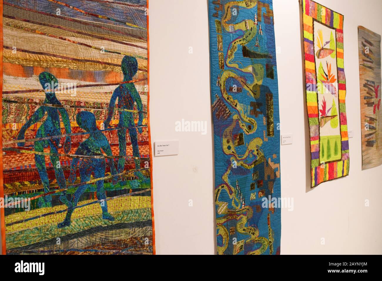 Ein Gefühl von Ort und Zeit - EINE neue Temporäre Textilausstellung im Milton Keynes Museum, die bis zum 26. April 2020 läuft. Buckinghamshire, Großbritannien Stockfoto