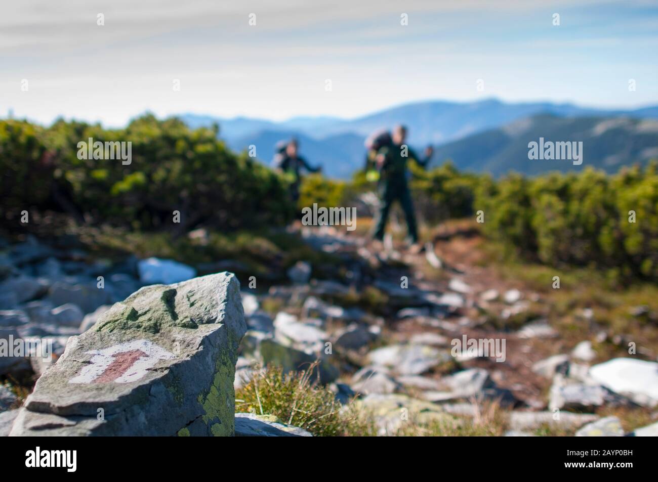 Zeiger in den Bergen für Touristen mit wunderschönem klarem Himmel Stockfoto