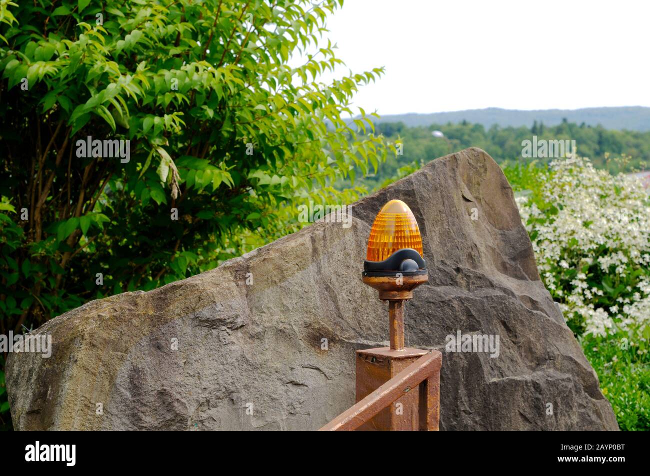 Automatisierung und Schilder an privaten Toren und Zäunen Stockfoto