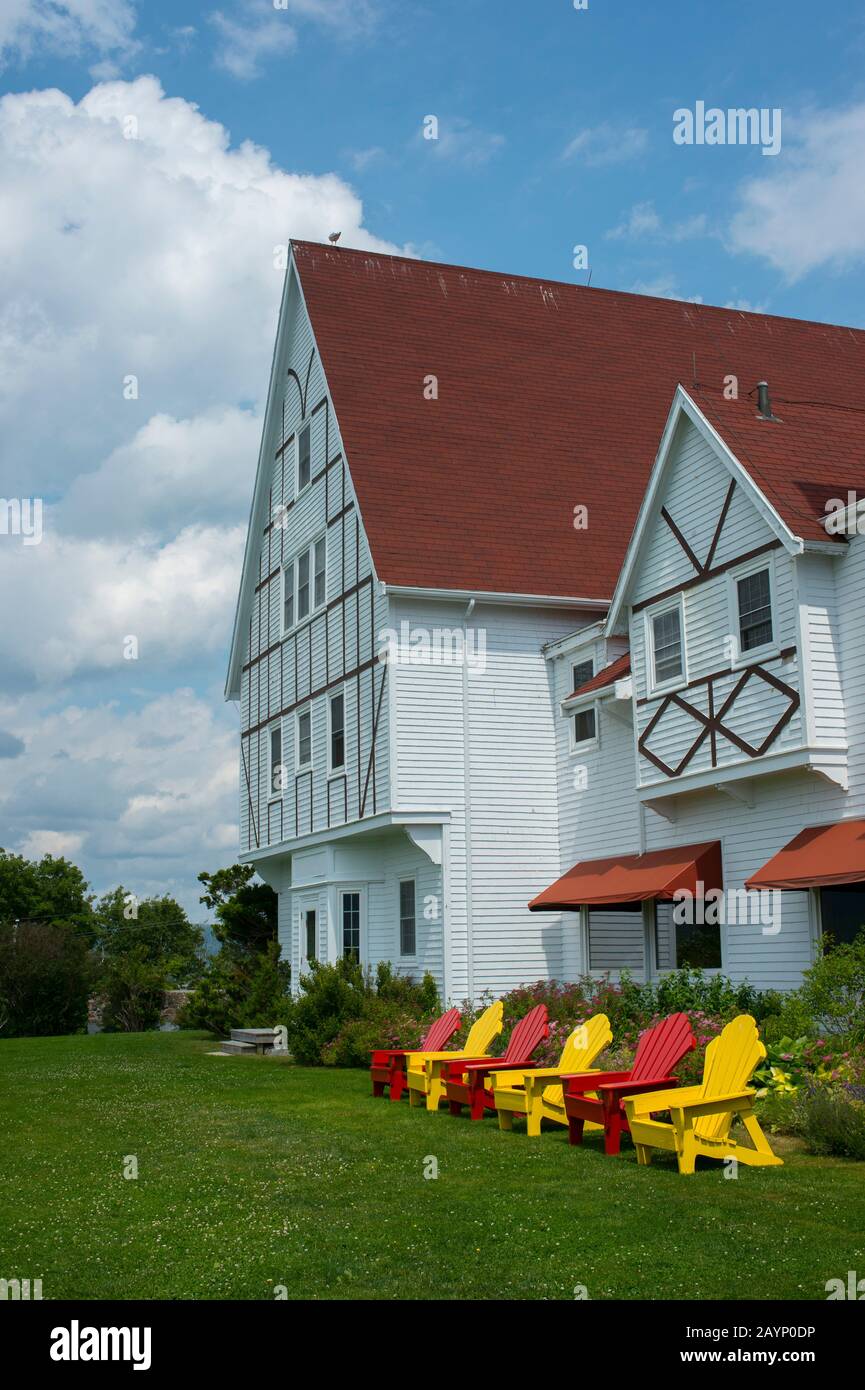 Farbenfrohe Adirondack-Stühle vor dem Keltic Lodge Resort and Spa, das sich entlang des Cabot Trail auf der Kap-Breton-Insel Nova Scotia Befindet, Can Stockfoto