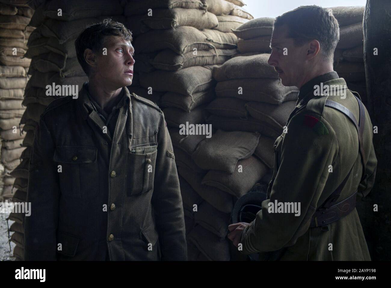 1917 ist ein britischer epischer Kriegsfilm aus dem Jahr 2019, der von Sam Mendes Regie, mitgeschrieben und produziert wurde. Die Filmstars George MacKay und Dean-Charles Chapman, mit Mark Starke, Andrew Scott, Richard Madden, Claire Duburcq, Colin Firth und Benedict Cumberbatch in Nebenrollen. Dieses Foto dient nur der redaktionellen Verwendung und ist das Copyright der Filmgesellschaft bzw. des Fotografen, die von der Film- oder Produktionsfirma zugewiesen wurden und nur durch Veröffentlichungen in Verbindung mit der Förderung des oben genannten Films reproduziert werden können. Eine obligatorische Gutschrift an die Filmgesellschaft ist erforderlich. Der Fotograf sollte ebenfalls cre sein Stockfoto