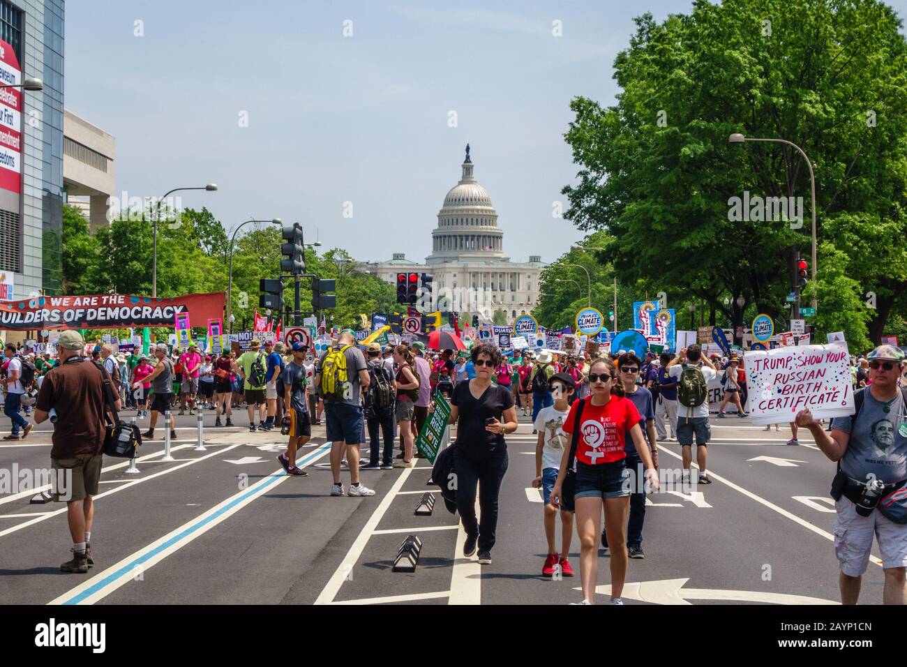 Washington DC, USA:29. April 2017 - Demonstranten marschieren bei der Demonstration zum Klimawandel in der Pennsylvania Avenue. Stockfoto