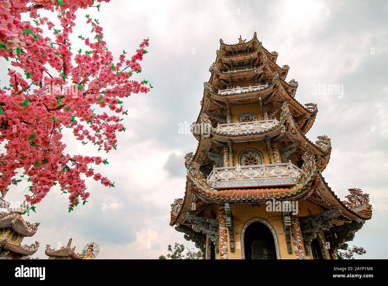 Linh An Pagode gerahmt von Kirschblüten, einem beliebten Touristenziel, das für Touristen aus dem in- und Ausland in da lat, Vietnam, absolut kostenlos ist Stockfoto