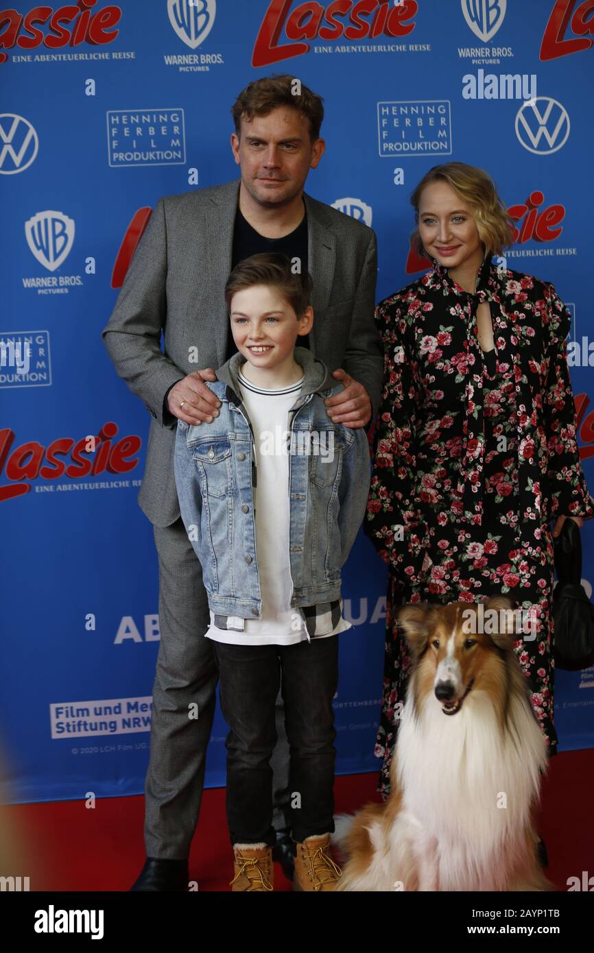 Berlin, Deutschland. Februar 2020. Berlin: Das Foto zeigt die Schauspieler Sebastian Bezzel, Nico Marischka, Anna Maria Mühe und Lassi auf dem roten Teppich vor dem Zoopalast zur Weltpremiere von LASSI - EINE ABENTEUERLICHE REISE (Foto von Simone Kuhlmey/Pacific Press) Credit: Pacific Press Agency/Alamy Live News Stockfoto