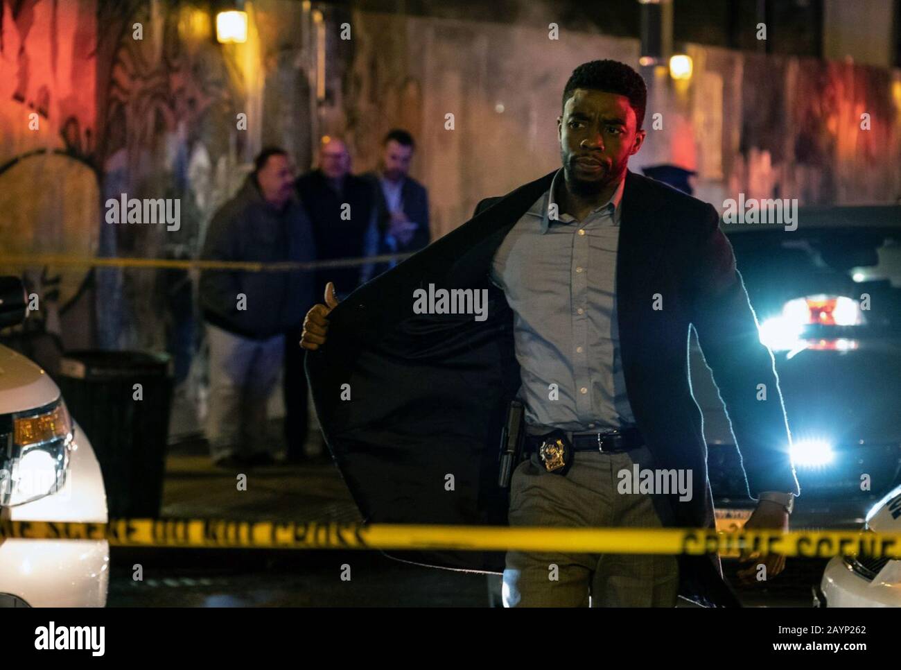 21 Bridges ist ein US-amerikanischer Action-Thriller-Film von 2019 unter der Regie von Brian Kirk. Der Film spielt Chadwick Boseman als NYPD-Detektiv, der die gleichnamigen 21 Brücken Manhattans sperrt, um zwei mutmaßliche Cop-Killer (Stephan James und Taylor Kisch) zu finden. Siena Miller, Keith David, Und J. K. Simmons erscheinen in Nebenrollen Dieses Foto dient nur der redaktionellen Verwendung und ist das Copyright der Filmgesellschaft und/oder des Fotografen, der von der Film- oder Produktionsfirma zugewiesen wurde und nur durch Veröffentlichungen in Verbindung mit der Förderung des oben genannten Films reproduziert werden kann. Eine obligatorische Gutschrift für die fil Stockfoto