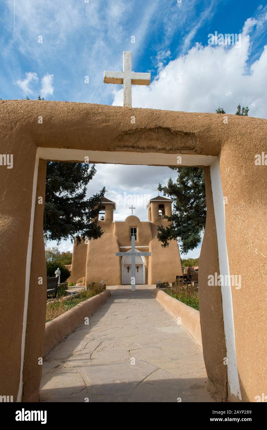 Die San Francisco de Assisi Mission Church in Ranchos de Taos, New Mexico, USA, wurde im Jahr 1816 fertiggestellt und ist eine skulptierte spanische Kolonialkirche mit massi Stockfoto