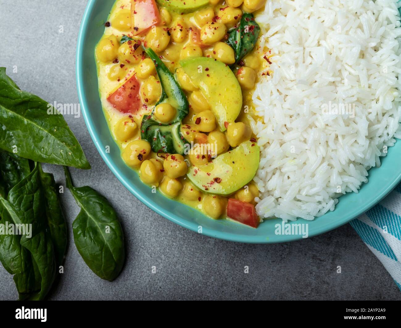 Reis, Kichererbsen, Zucchini, mit Kokosmilch und Curry-Sauce. Vegetarisches Gericht Stockfoto