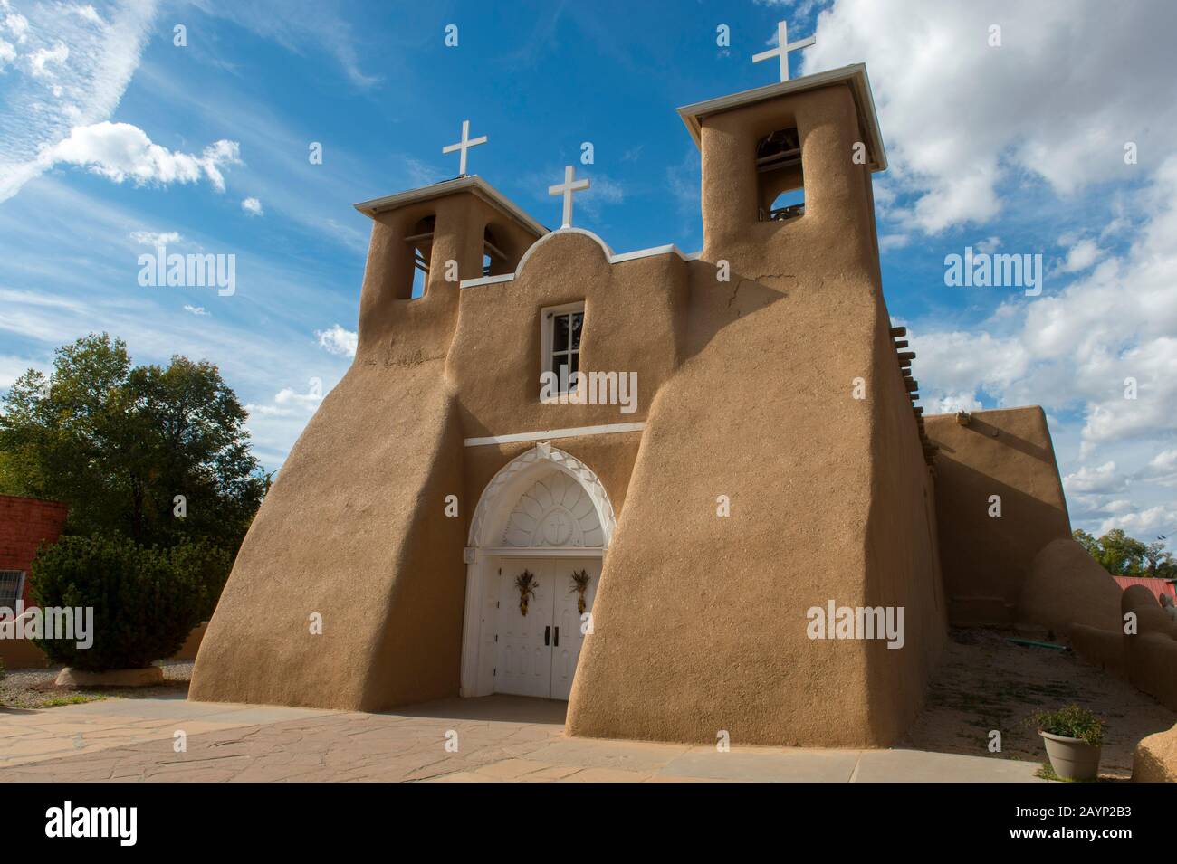 Die San Francisco de Assisi Mission Church in Ranchos de Taos, New Mexico, USA, wurde im Jahr 1816 fertiggestellt und ist eine skulptierte spanische Kolonialkirche mit massi Stockfoto