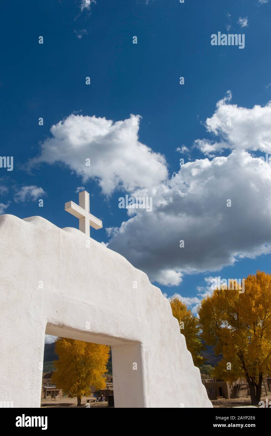 Detail des Eingangstors zur Römisch-katholischen Kirche am Taos Pueblo, die die einzige lebende amerikanische Gemeinschaft ist, die beide als Welt bezeichnet wird Stockfoto