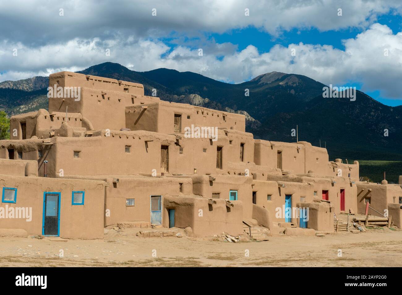 Das Taos Pueblo ist die einzige lebende indianische Gemeinde, die sowohl von der UNESCO als auch von einer National Historic Landmark in zum Weltnaturerbe ernannt wurde Stockfoto