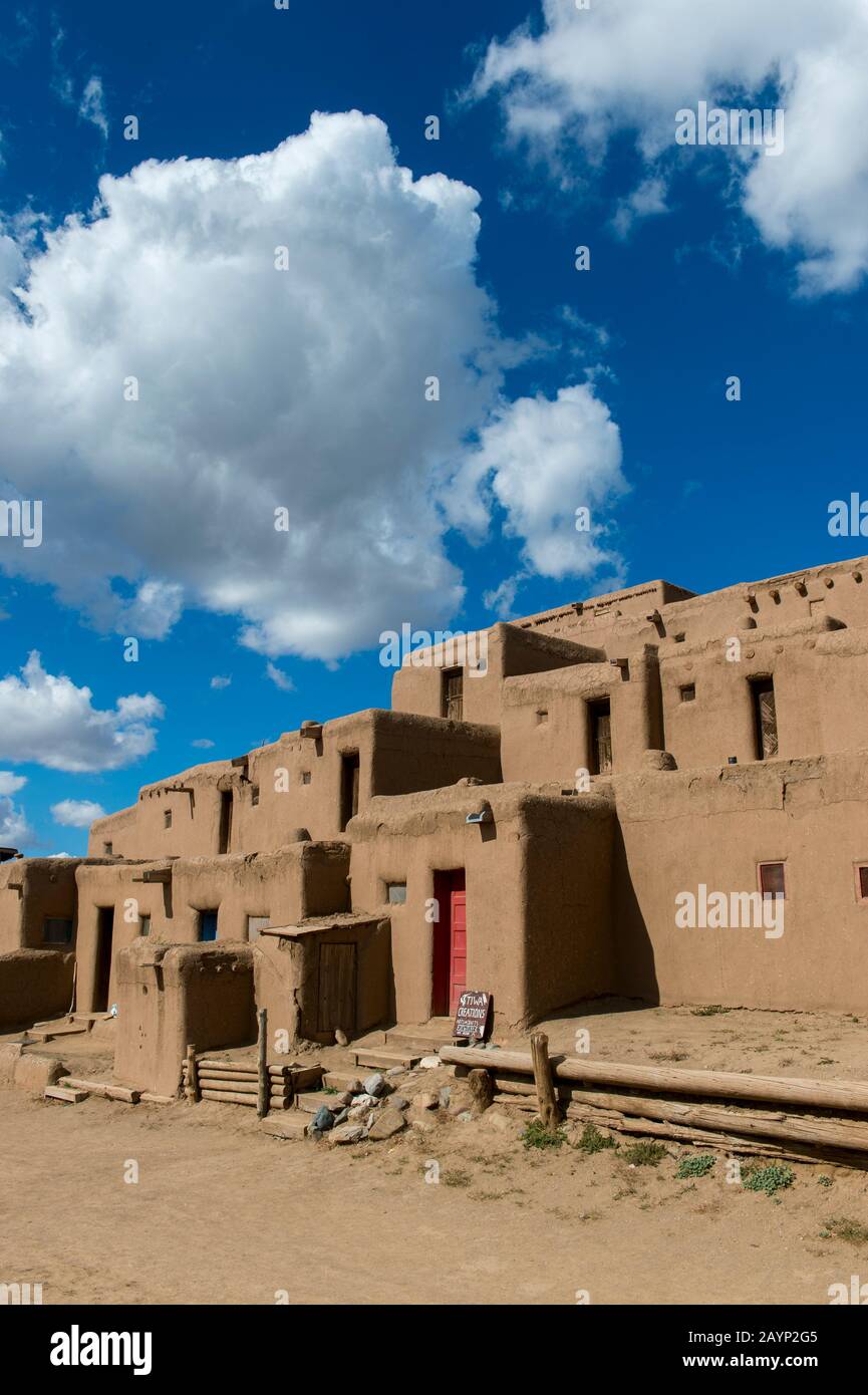 Das Taos Pueblo ist die einzige lebende indianische Gemeinde, die sowohl von der UNESCO als auch von einer National Historic Landmark in zum Weltnaturerbe ernannt wurde Stockfoto