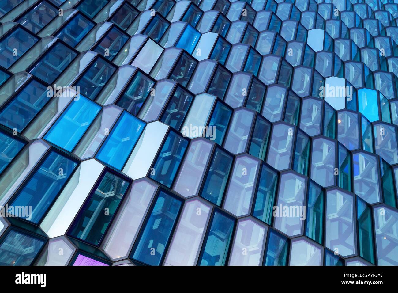 Reykjavik, Island - 17. Januar 2020: Konzerthalle und Konferenzzentrum Harpa im alten Hafen von Reykjavik. Detail der äußeren Glasscheibe und der Stahlfas Stockfoto