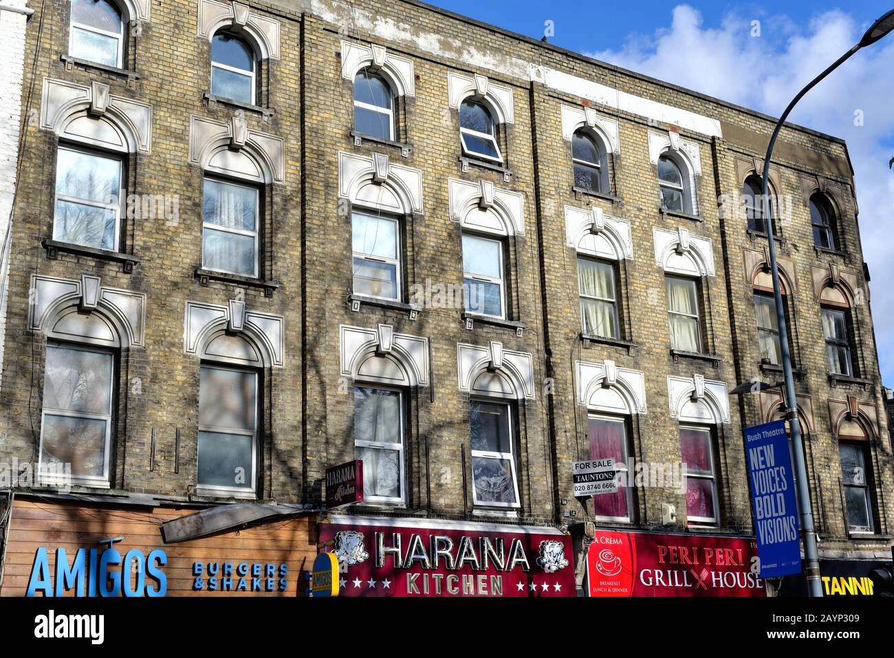 Fassade alter gelber Ziegelbauten an der Uxbridge Road Shepherds Bush London England UK Stockfoto