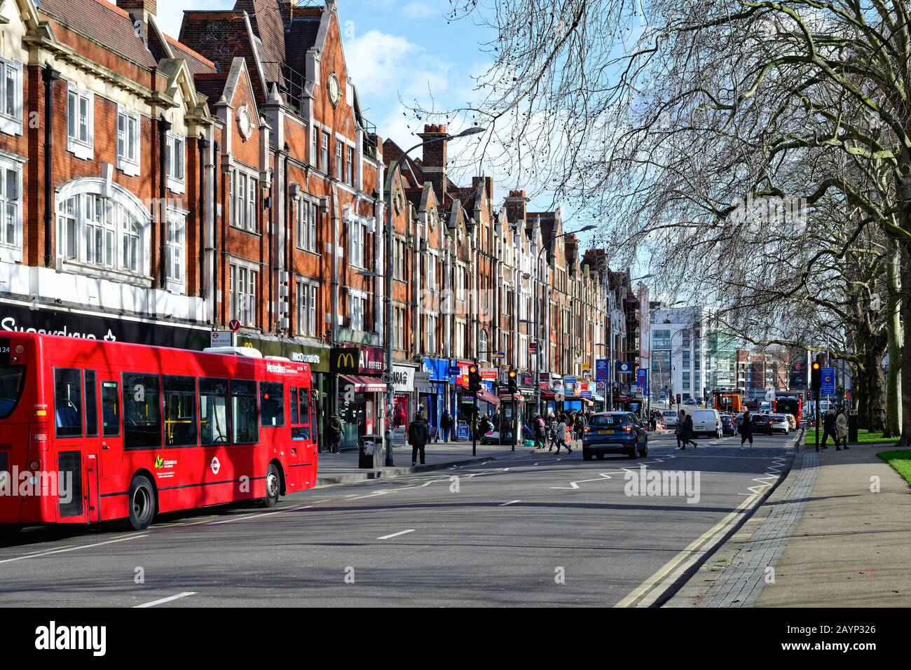 Eine belebte Uxbridge Road auf Shepherds Bush Green West London England UK Stockfoto