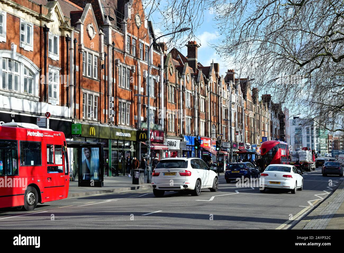 Eine belebte Uxbridge Road auf Shepherds Bush Green West London England UK Stockfoto