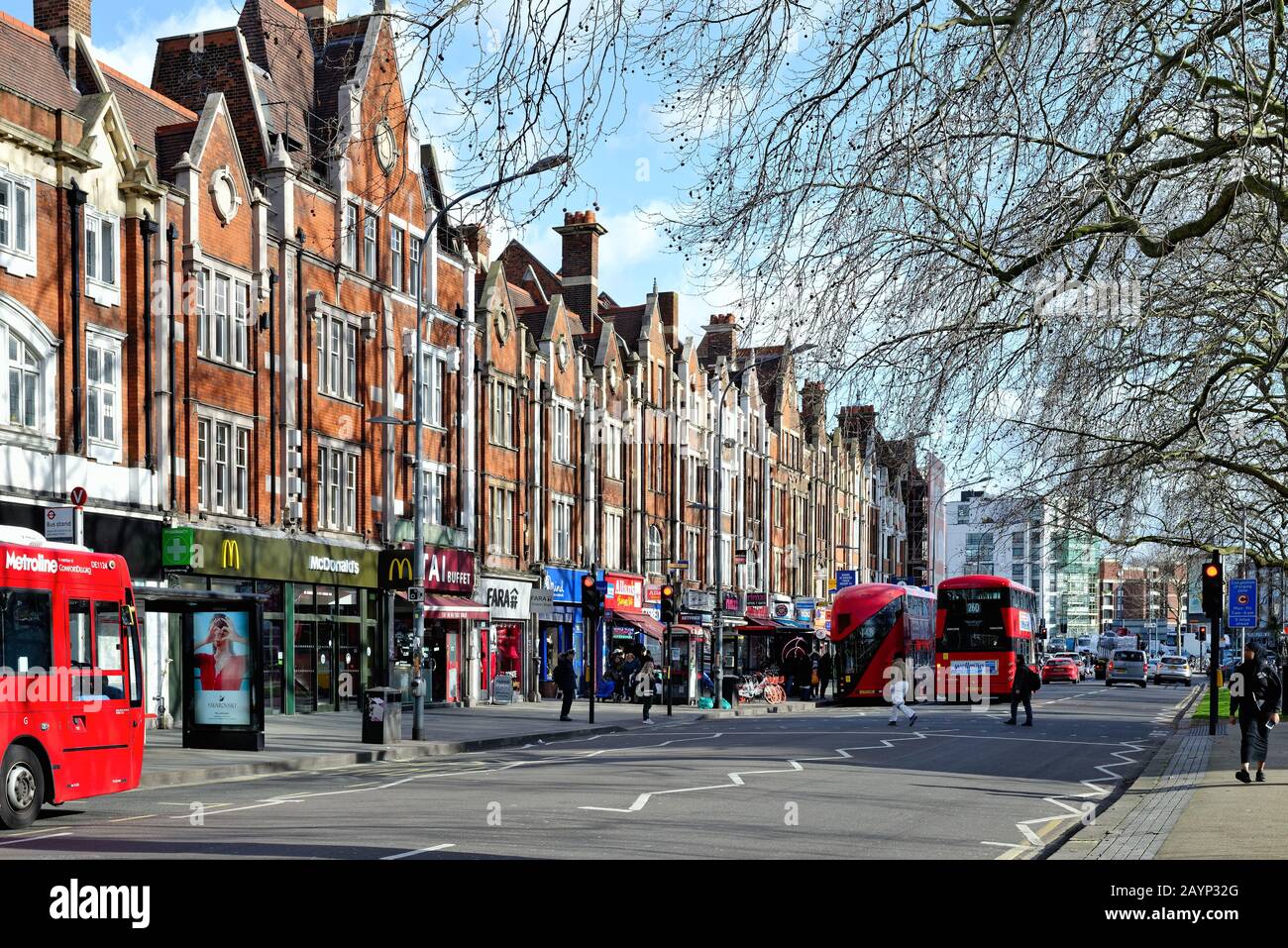 Eine belebte Uxbridge Road auf Shepherds Bush Green West London England UK Stockfoto