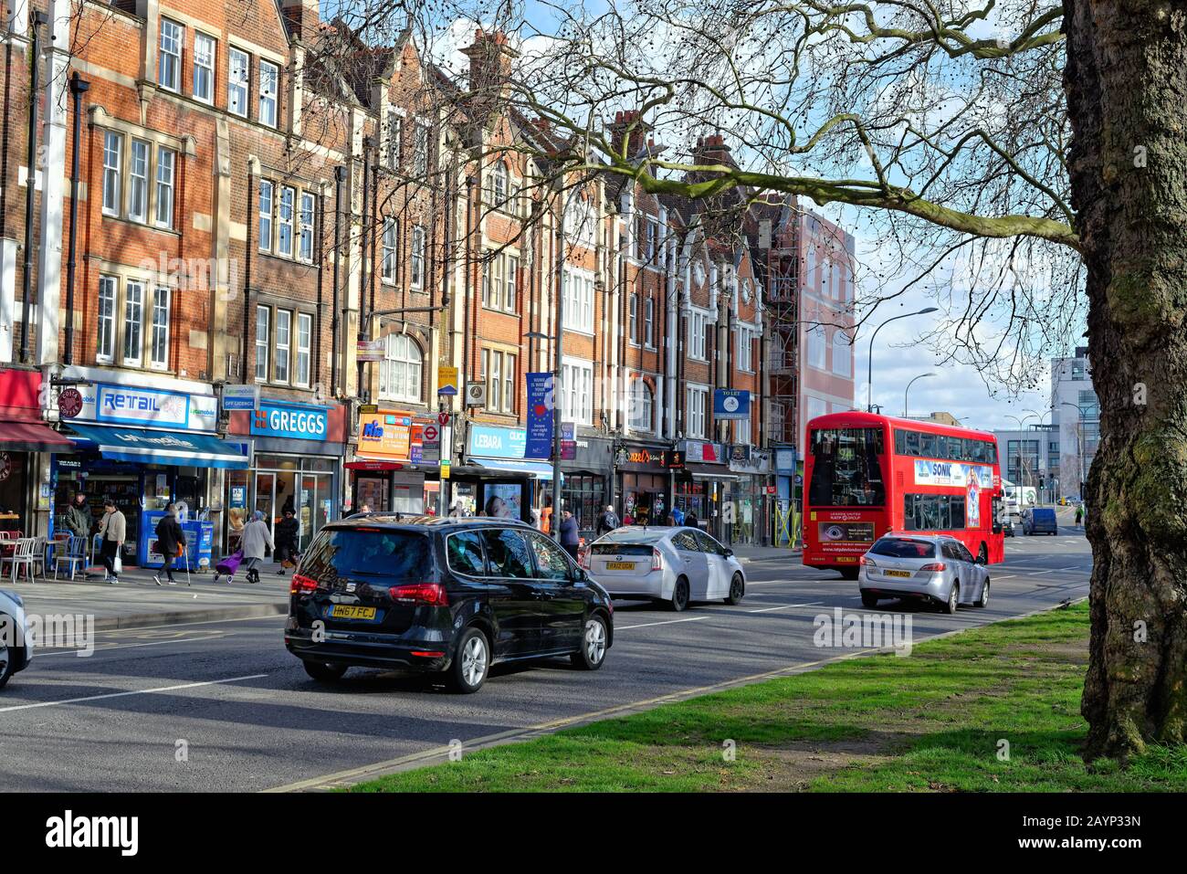 Eine belebte Uxbridge Road auf Shepherds Bush Green West London England UK Stockfoto