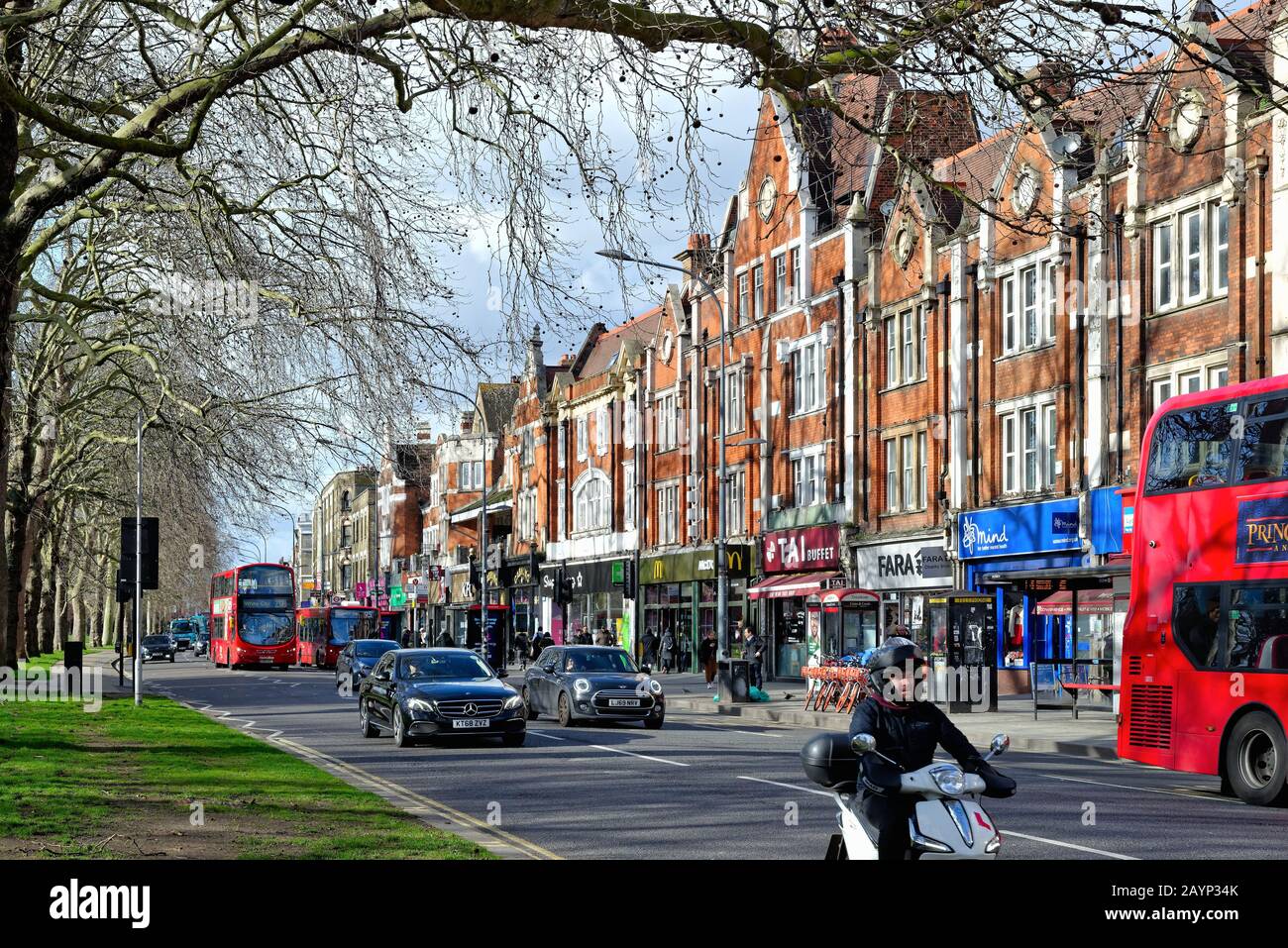 Eine belebte Uxbridge Road auf Shepherds Bush Green West London England UK Stockfoto